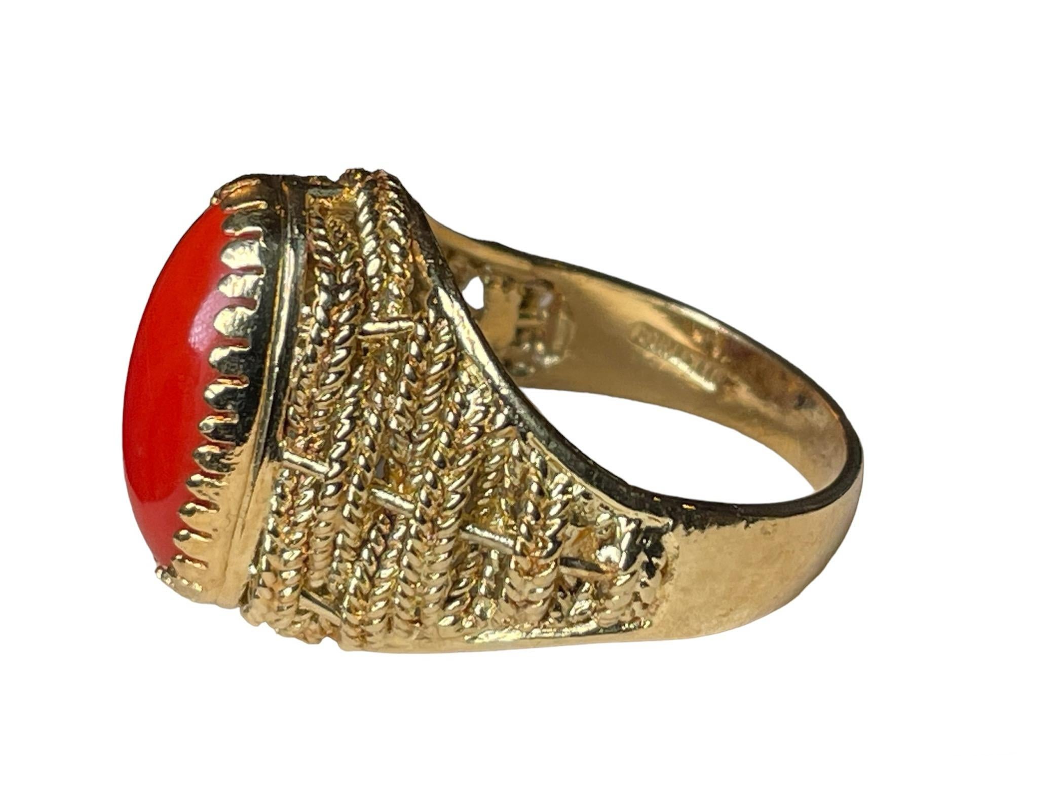 Taglio ovale Anello Corletto con corallo in oro giallo 18K in vendita
