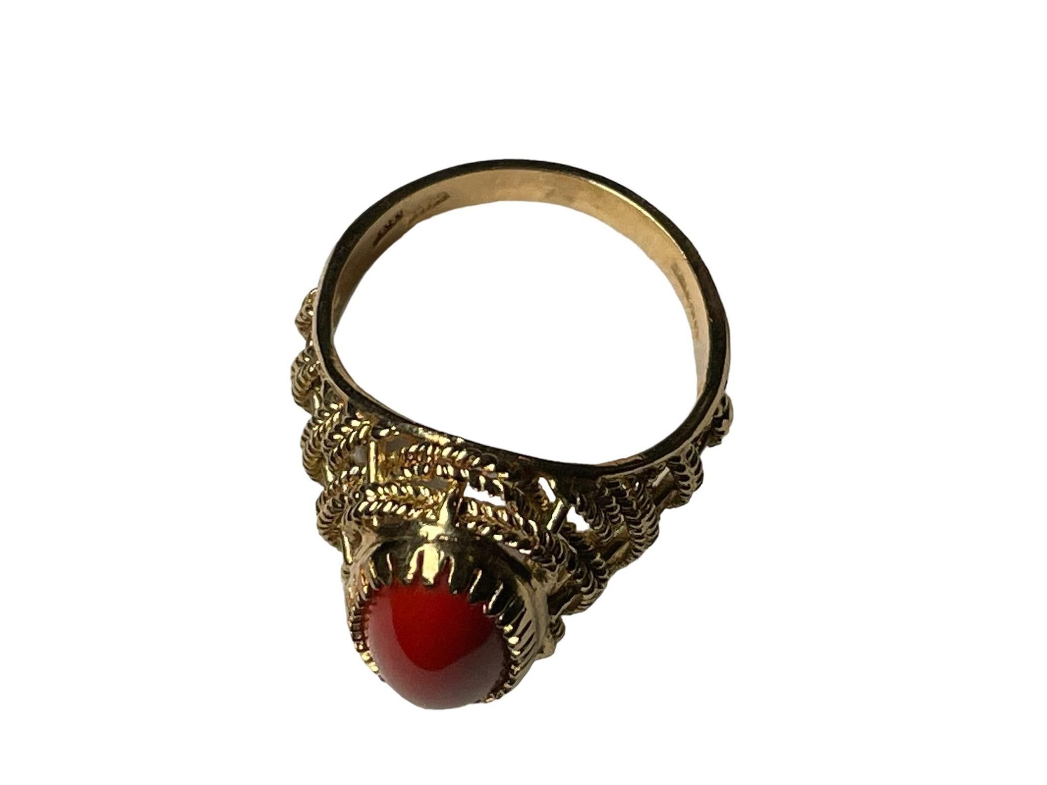 Anello Corletto con corallo in oro giallo 18K In condizioni buone in vendita a Guaynabo, PR