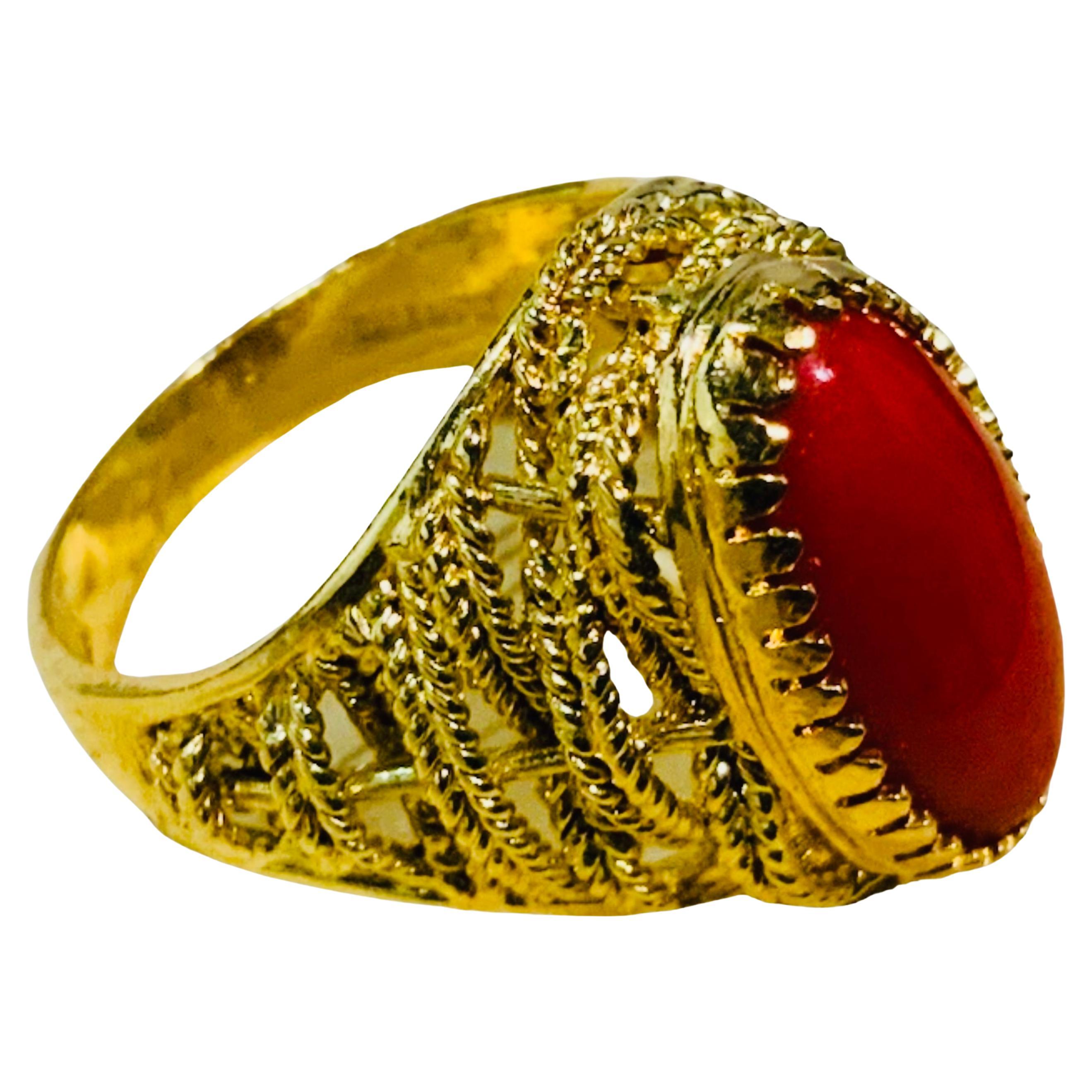 Corletto, bague cocktail en or jaune 18 carats et corail