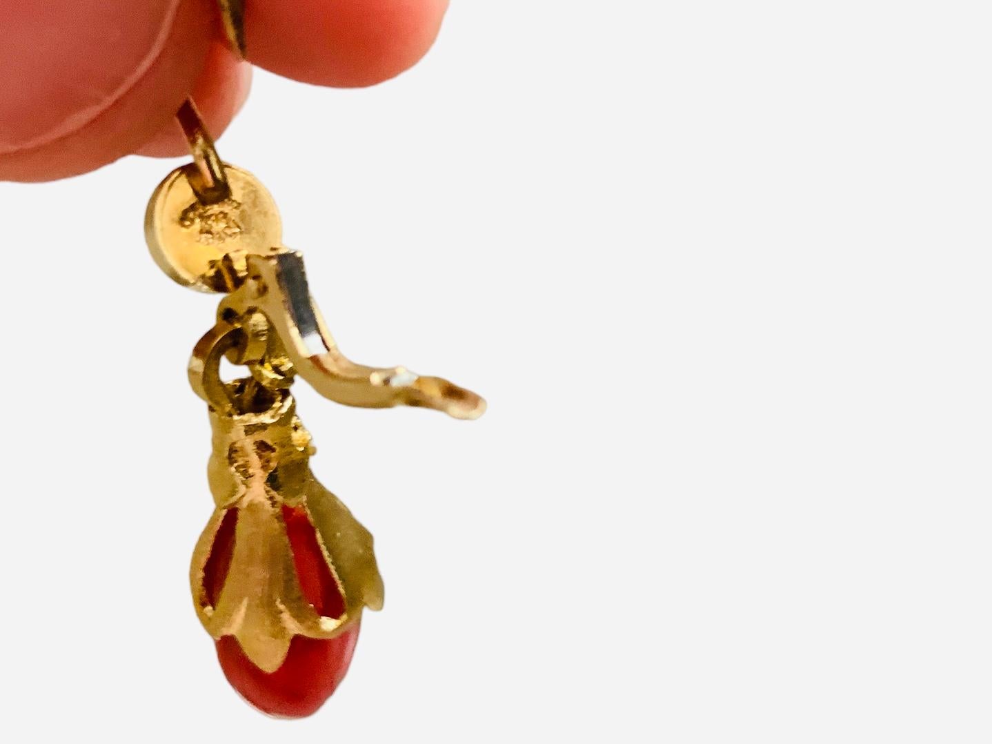Corletto Paire de boucles d'oreilles pendantes en or jaune 18K avec corail en vente 2