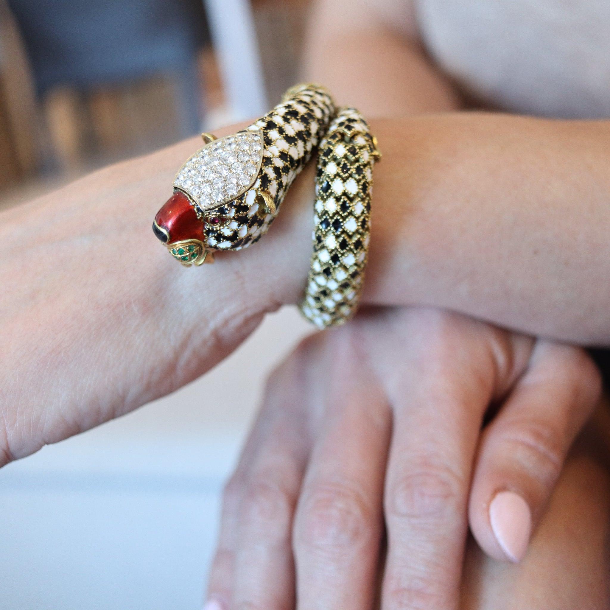 Bracelet félin conçu par Oreste Giovanni Corletto.

Il s'agit d'un fantastique bracelet vintage créé à Venise en Italie par la célèbre maison de joaillerie Corletto au milieu du siècle dernier, dans les années 1960. Ce magnifique bracelet souple a