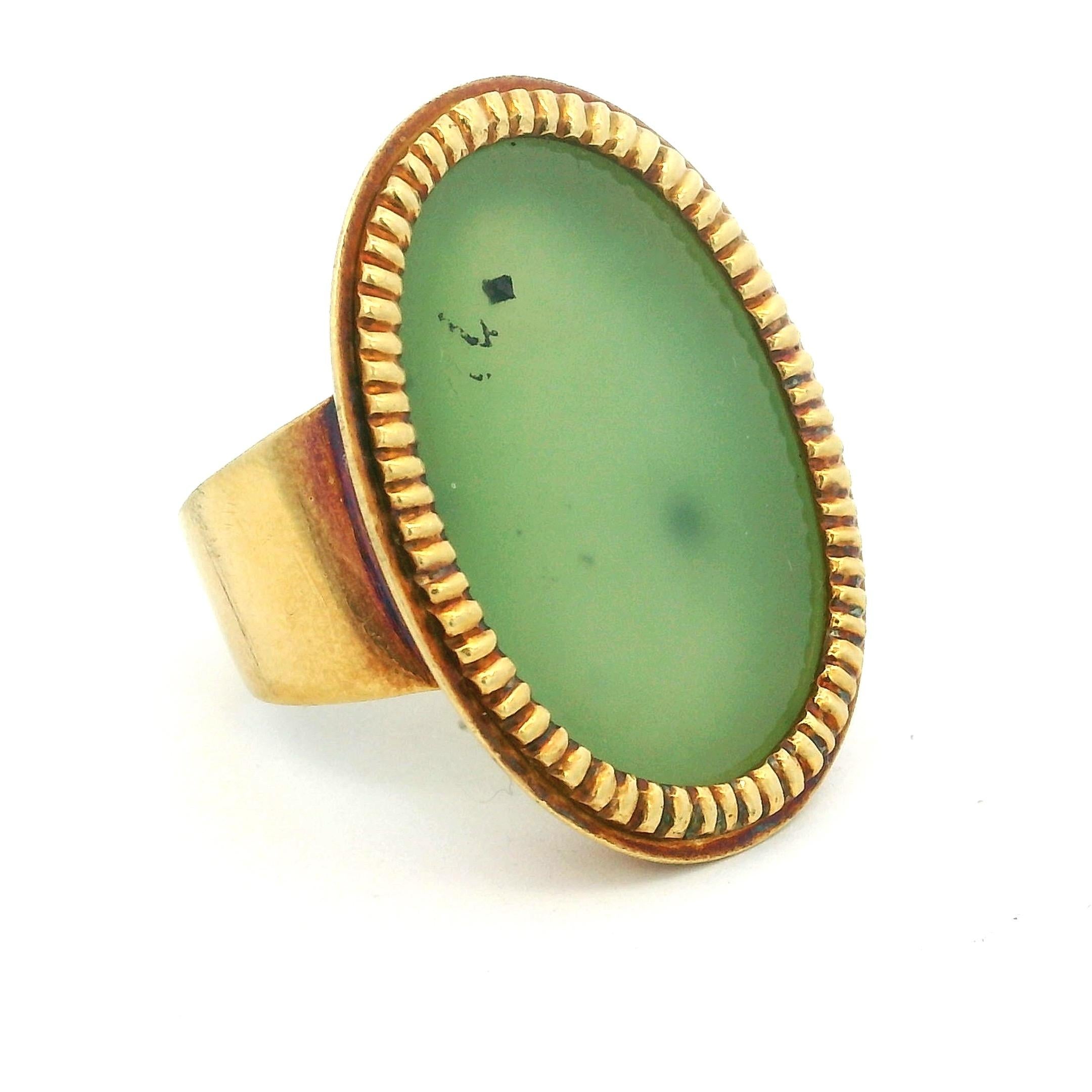 Un audaz y muy escultural anillo modernista italiano de Corletto, magistralmente elaborado en oro amarillo macizo de 18 quilates y centrado con un luminoso cabujón de jade natural que mide 1,10 x 0,75 pulgadas. El anillo está totalmente firmado