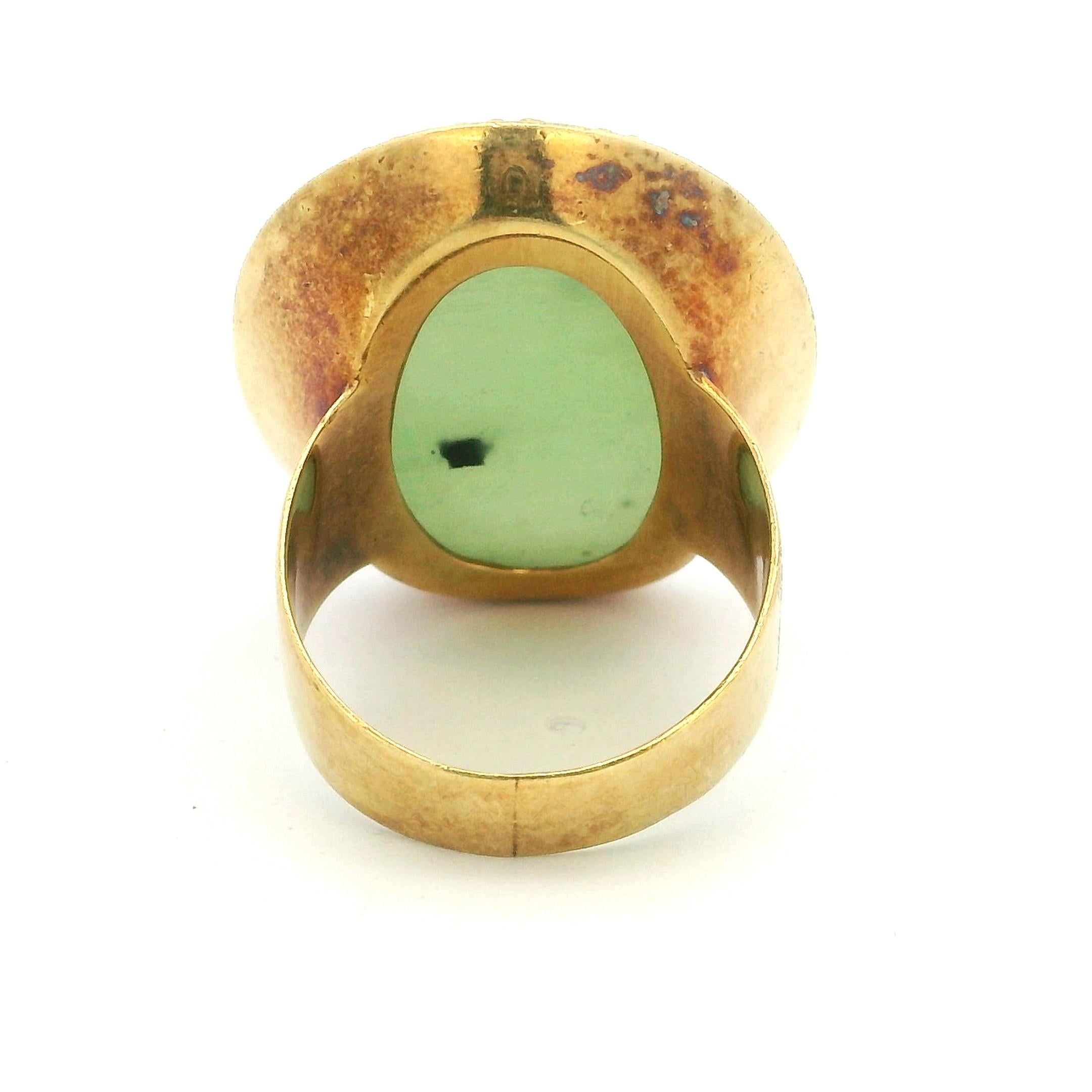 Corletto Anillo escultórico modernista italiano de jade en oro de 18 quilates, c. 1970 en Excelente estado para la venta en Miami, FL