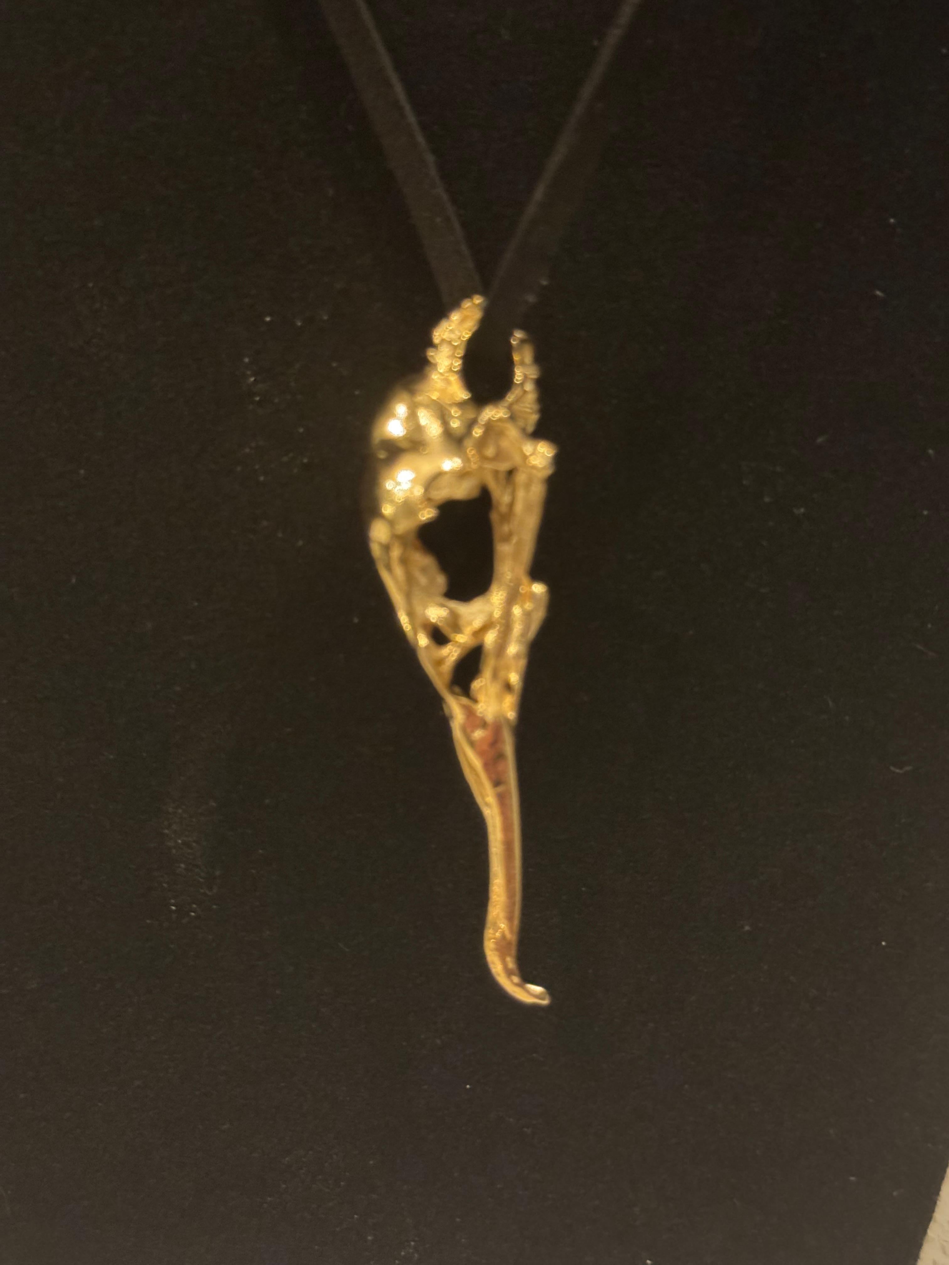 Si tratta di un ciondolo che riproduce un teschio di cormorano trovato sulla spiaggia di Fire Island. I suoi dettagli sono squisiti e mostrano le ossa e le strutture più delicate di questo iconico uccello marino. È un pezzo unico che non vedrai da