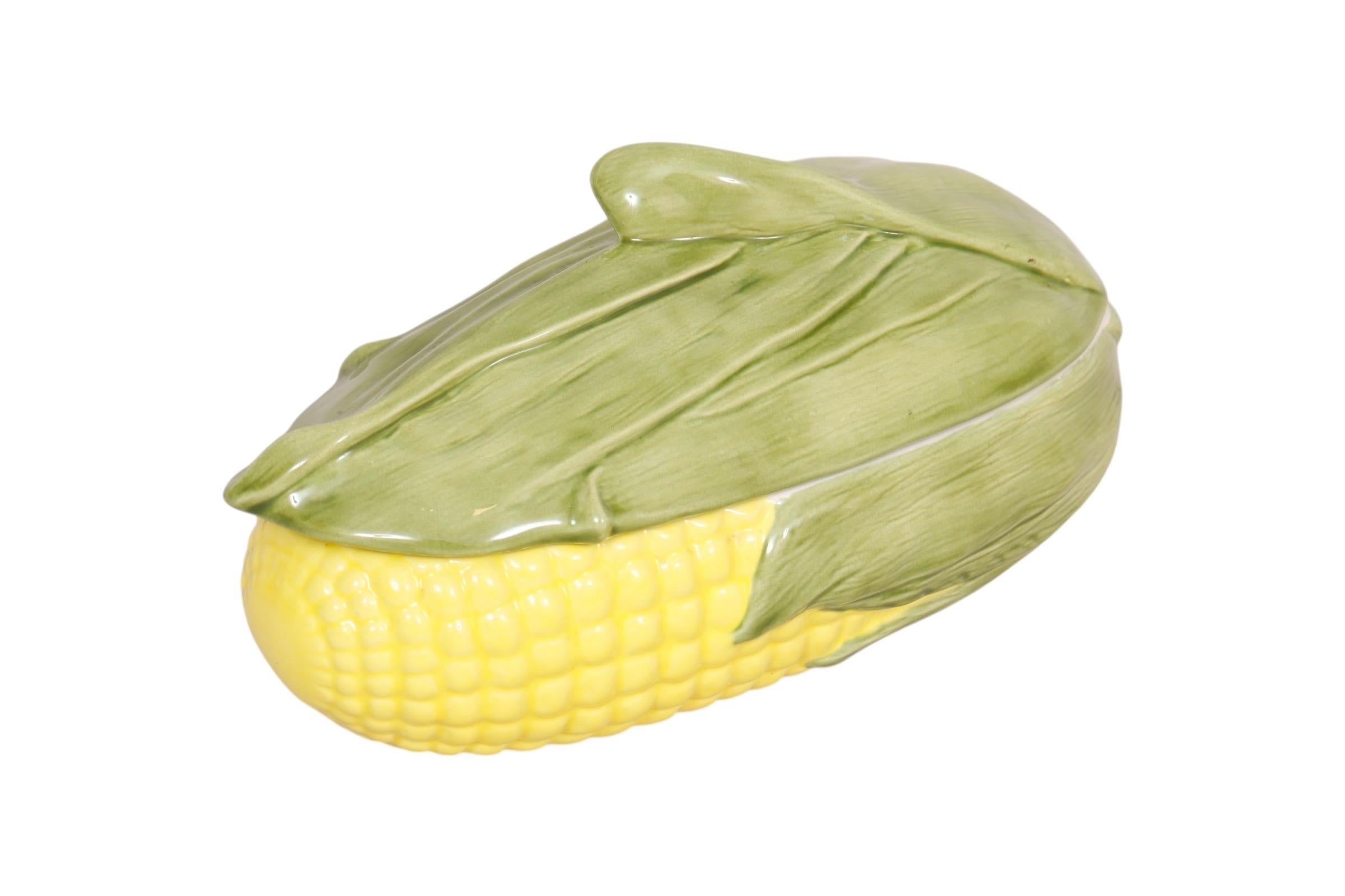 Eine ovale Auflaufform im Stil von King Corn, die den Shawnee zugeschrieben wird. Die Schale ist so gepresst, dass sie wie Mais in Blättern aussieht, der Henkel des Deckels ist zum Teil ein eingerolltes Blatt. Unterhalb von D.K. markiert und mit '74