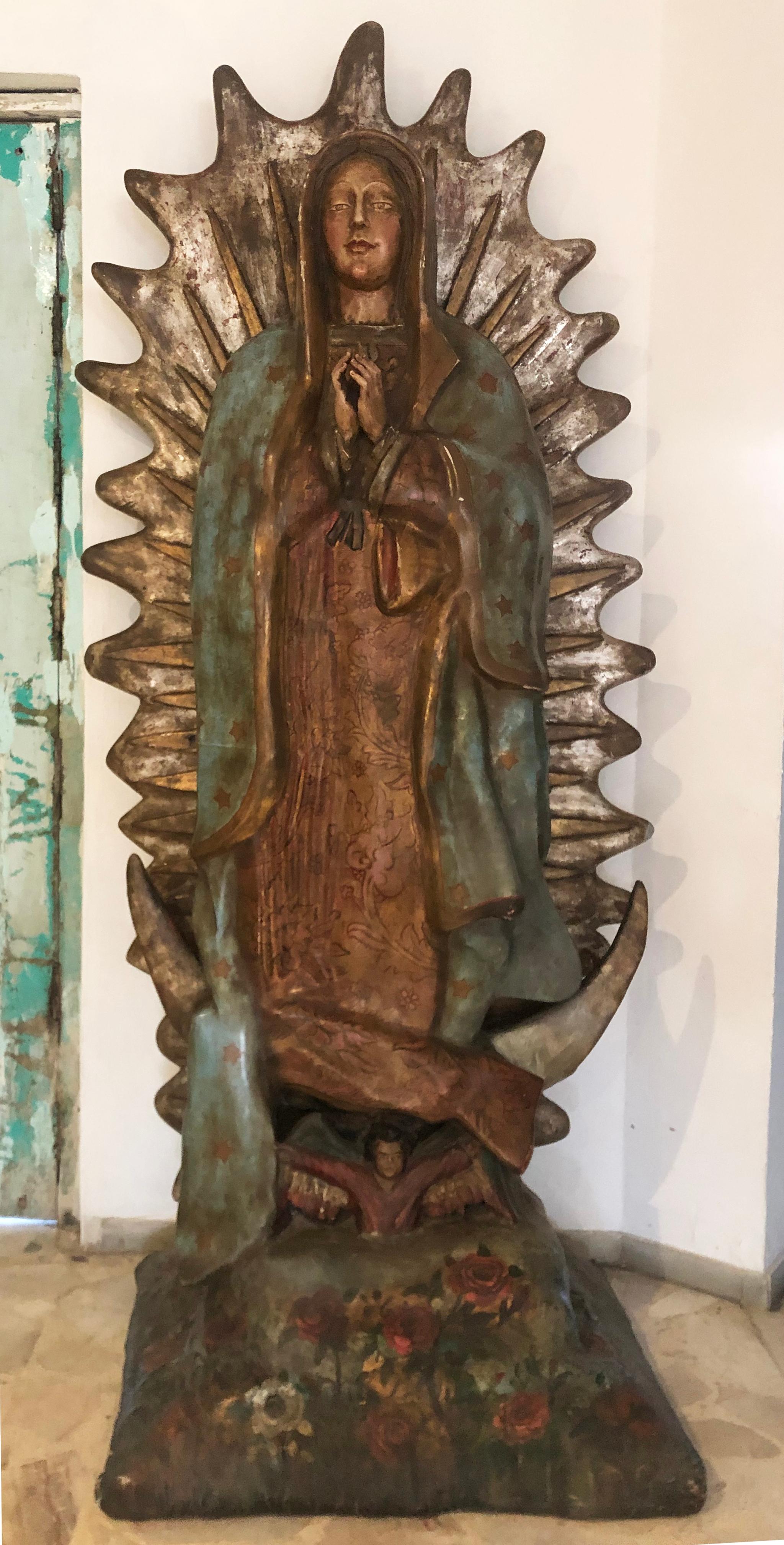 Beeindruckende Skulptur der Madonna von Guadalupe aus Maisstengelpaste, gefunden in Westmexiko, um 1900
Seit der Zeit vor Cortés haben die Purepechas ihre Idole in Figuren aus Maisstängeln, Leim aus Orchideen, gemahlenen Nopales und giftigen