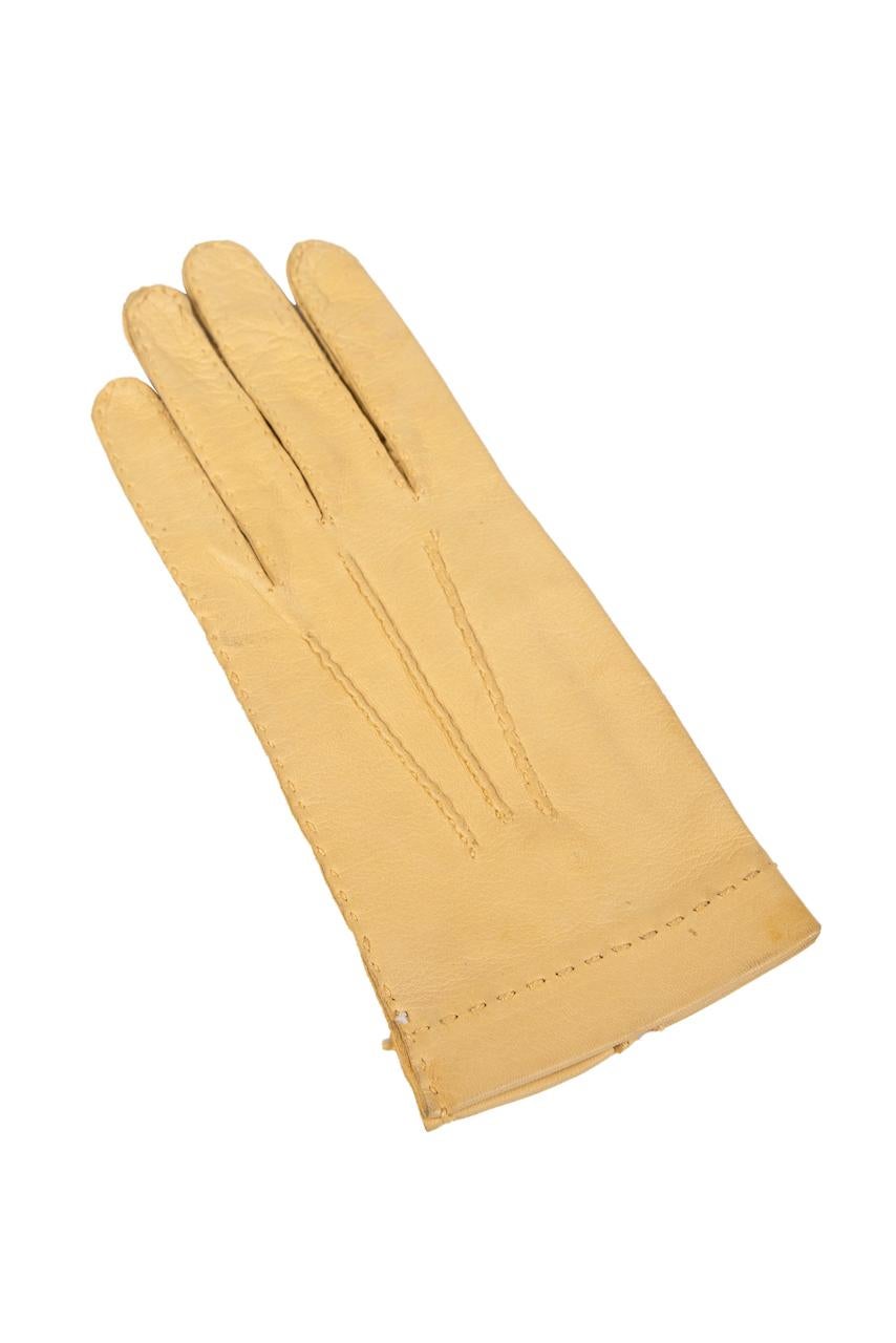 Corn Yellow Subtly Crackled Smooth Leather Gloves with Seam Detailing, c. 1970s In Excellent Condition For Sale In Munich, DE
