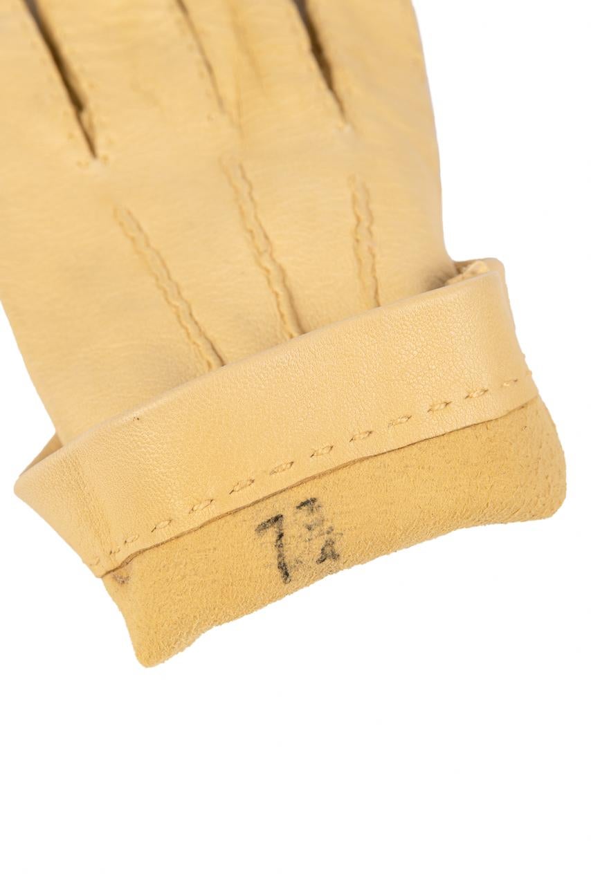Corn Yellow Subtly Crackled Smooth Leather Gloves with Seam Detailing, c. 1970s For Sale 3