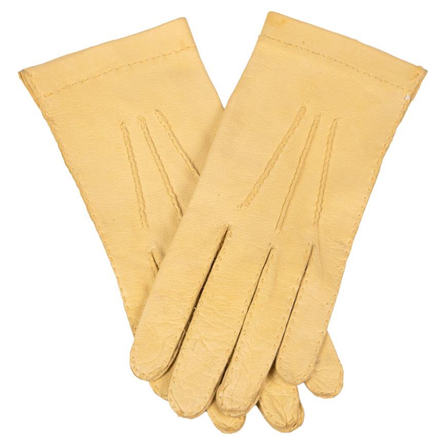 Corn Gelbe Subtly Crackled Smooth Lederhandschuhe mit Nähtendetails, ca. 1970er Jahre im Angebot