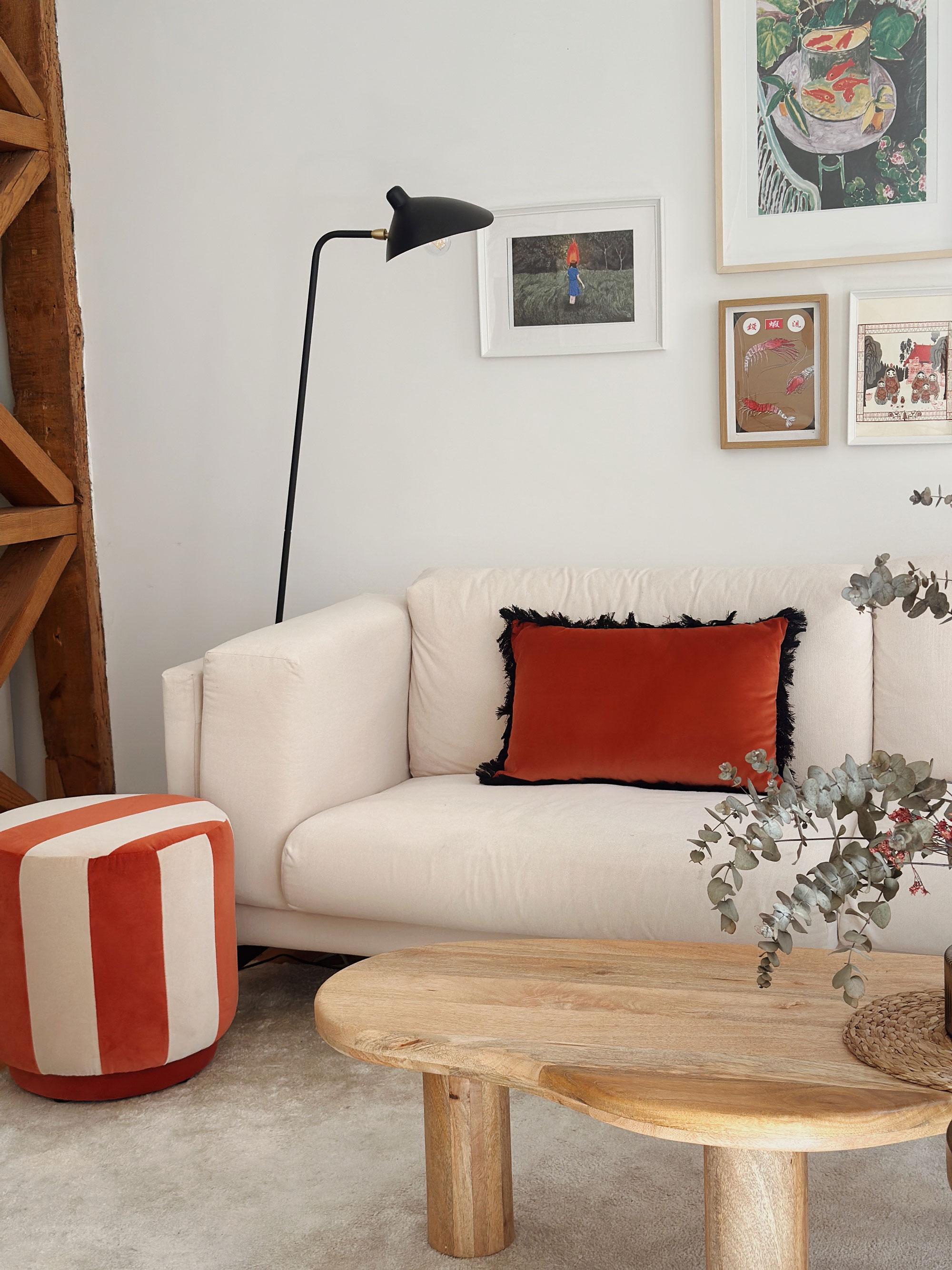Ispirato al fascino di cristalli, gemme e pietre preziose, questo lussuoso cuscino in velluto sprigionerà bellezza, energie positive e comfort in tutto il tuo spazio vitale: un vero e proprio talismano per la casa.

Ogni cuscino è realizzato a mano