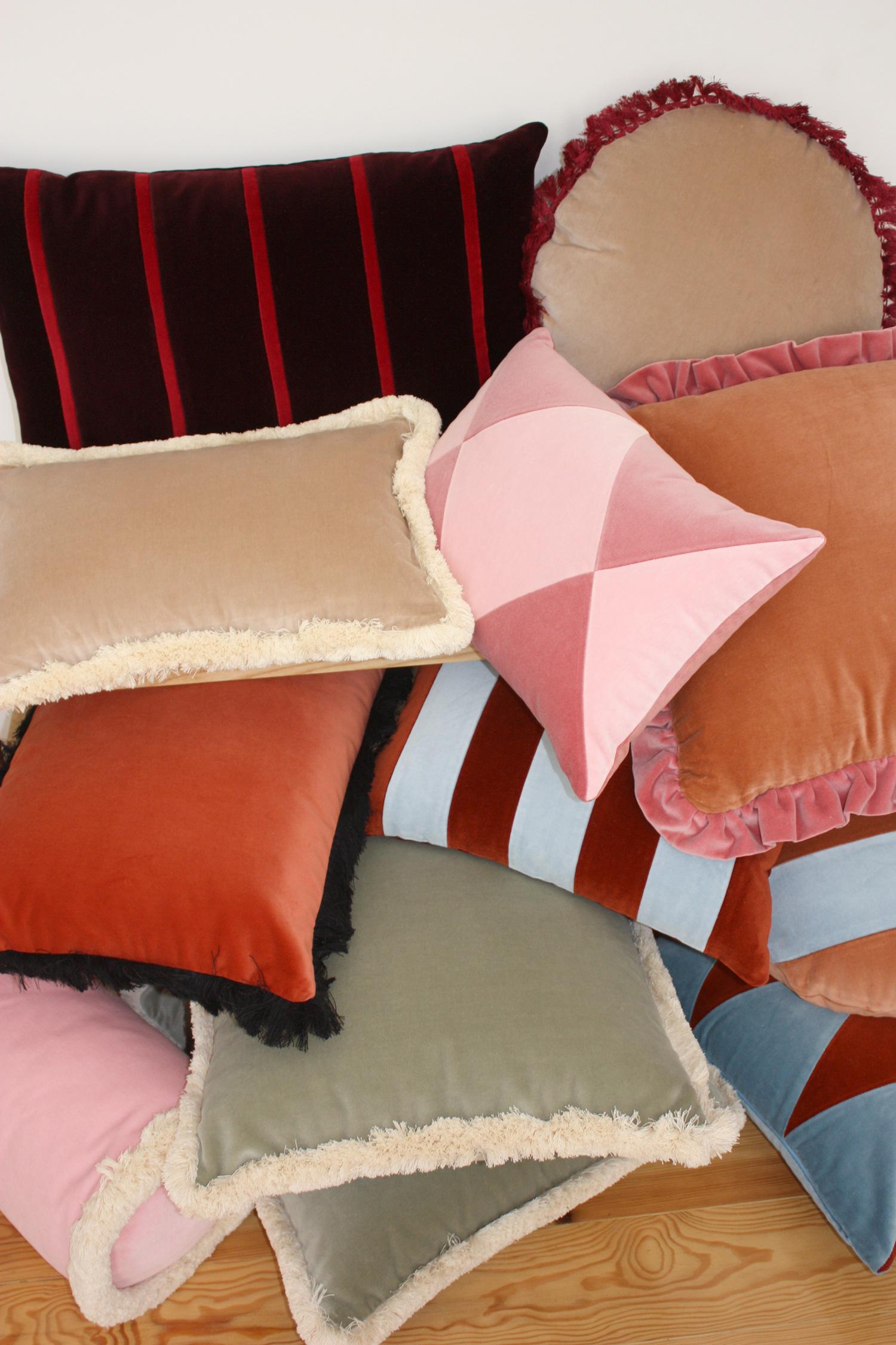 CORNALINA Almohada decorativa de lujo de terciopelo con flecos ocre oscuro hecha a mano Portugués en venta