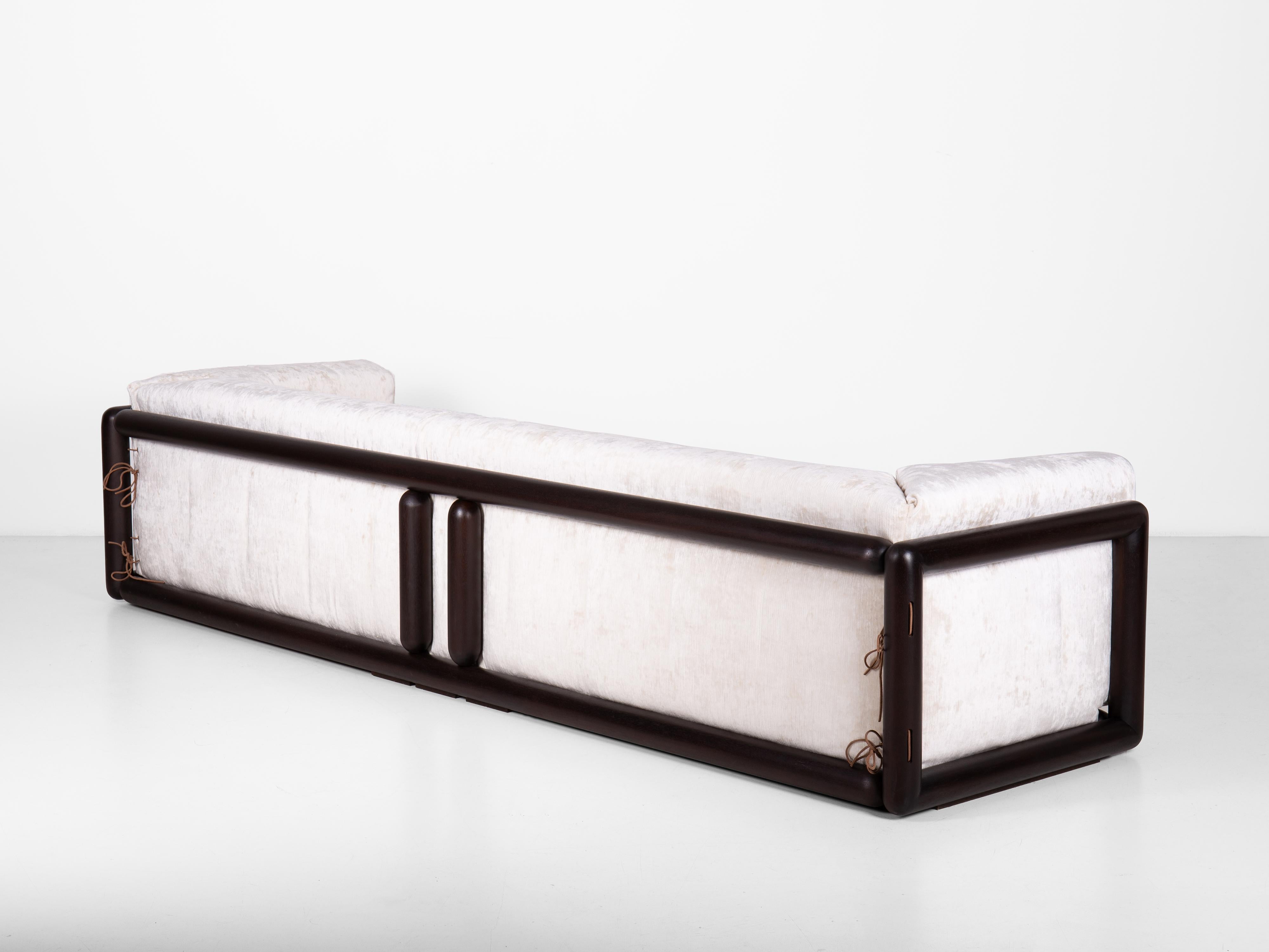 Cornaro 300 Sofa von Carlo Scarpa mit irokofarbener Holzstruktur, 1974 (Italienisch) im Angebot