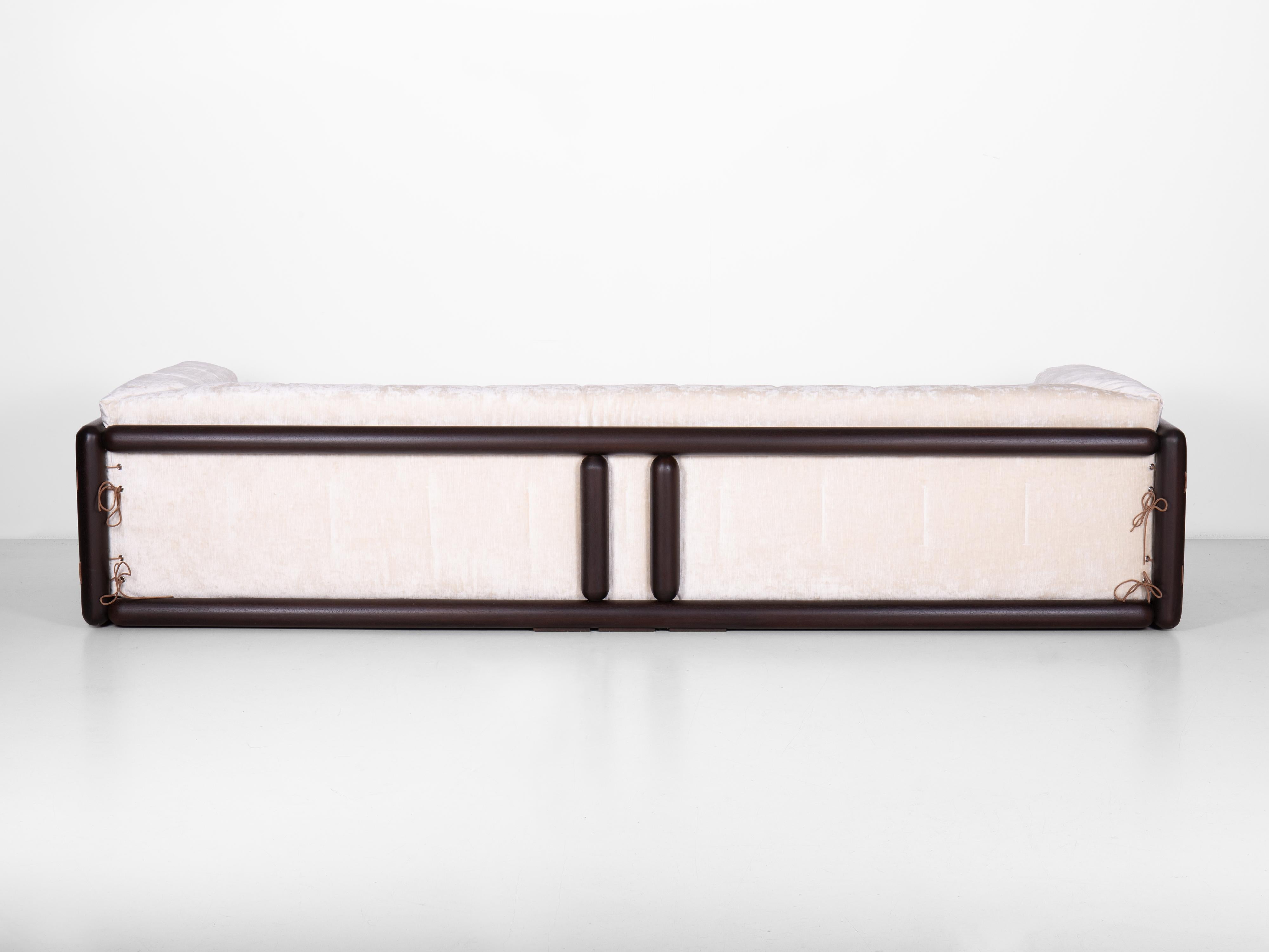 Cornaro 300 Sofa von Carlo Scarpa mit irokofarbener Holzstruktur, 1974 im Zustand „Gut“ im Angebot in Ozzano Dell'emilia, IT