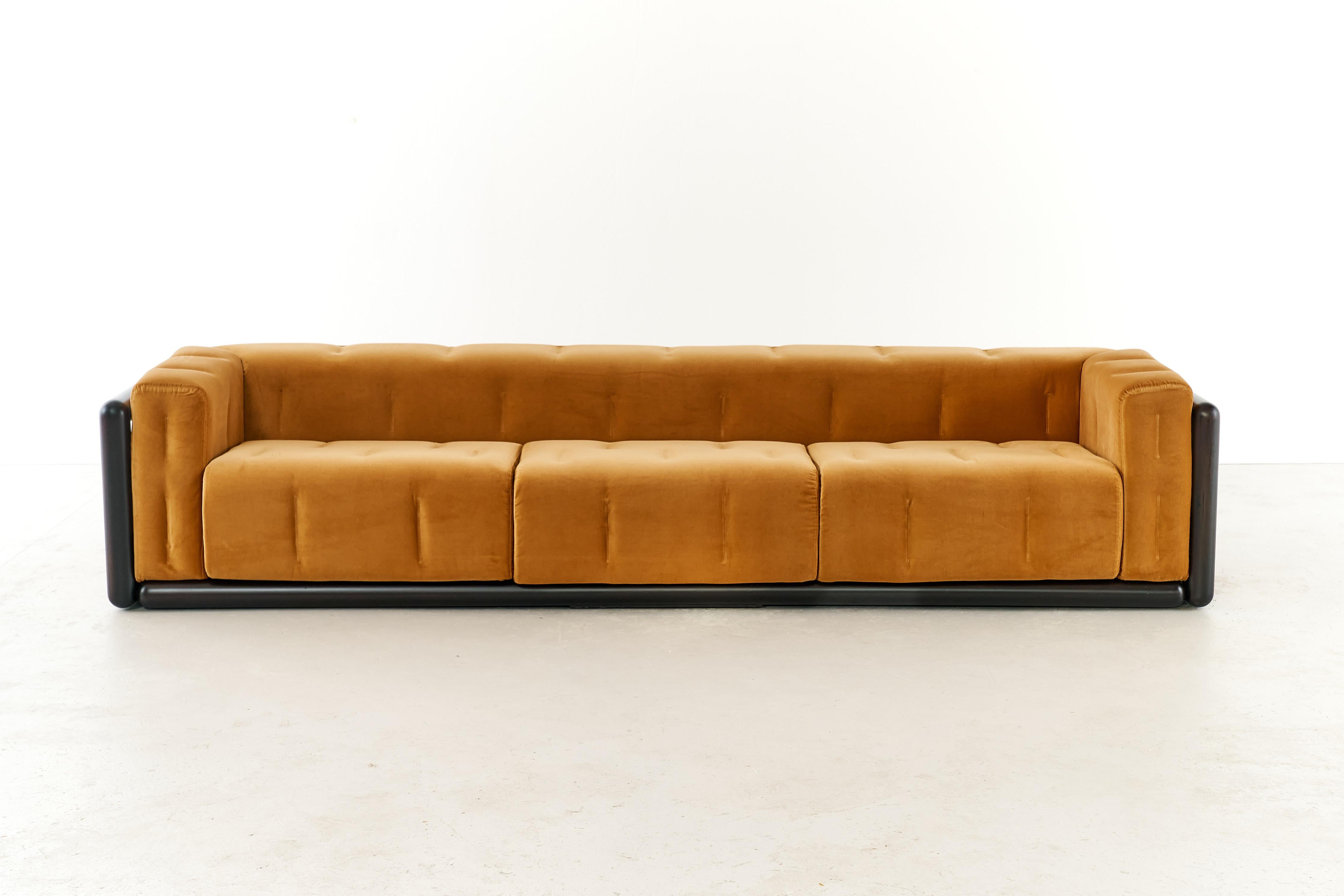 Le canapé Cornaro, conçu par Carlo Scarpa en 1973 et produit par Simon, est un meuble remarquable connu pour son style unique et son excellente qualité de fabrication. La vision de Scarpa a mêlé tradition et innovation, créant une pièce intemporelle