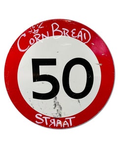 "Scudo di pane di mais", pittura acrilica su cartello stradale d'epoca, graffiti