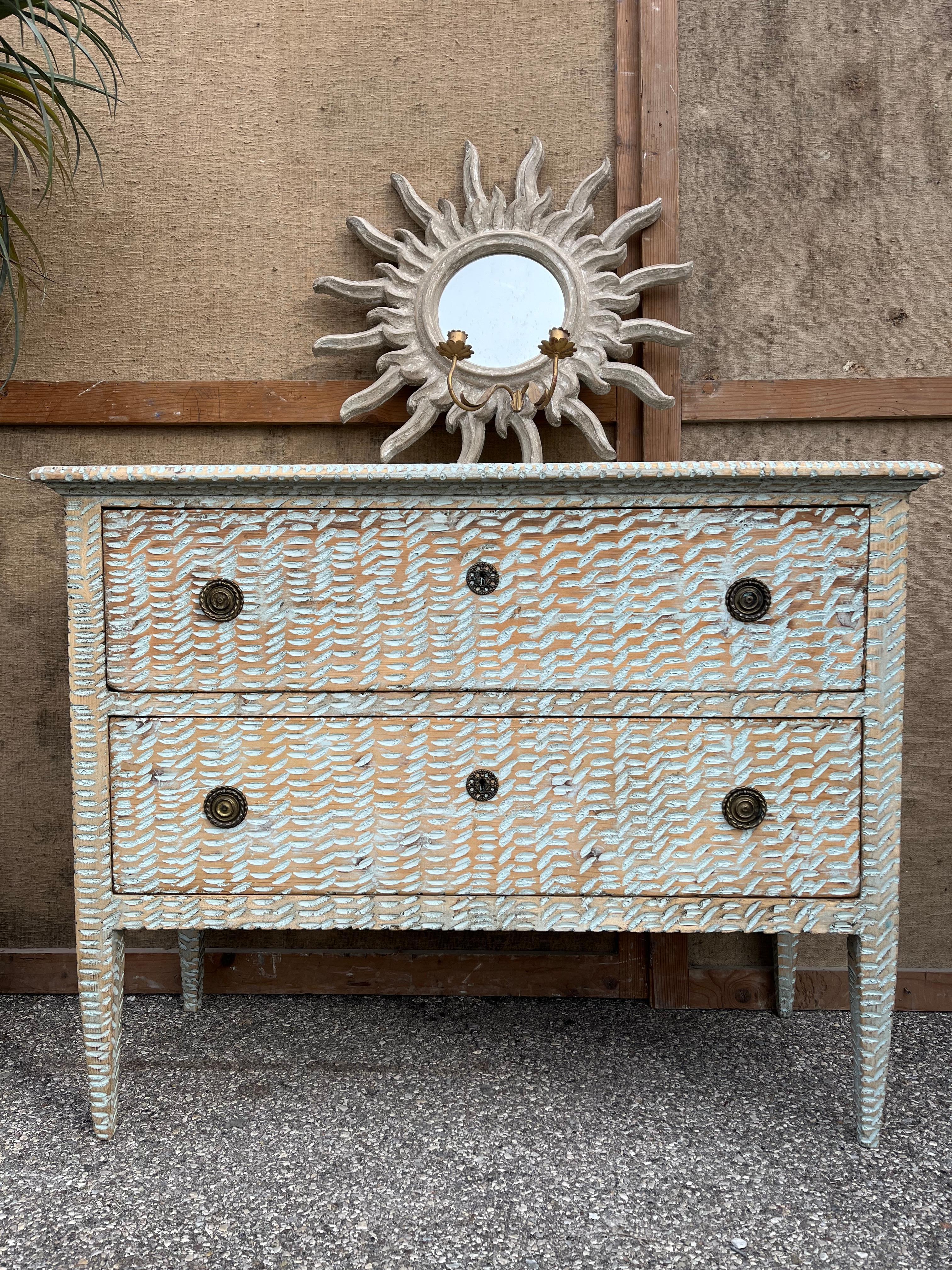 Coppia di cassettoni con particolare lavorazione 