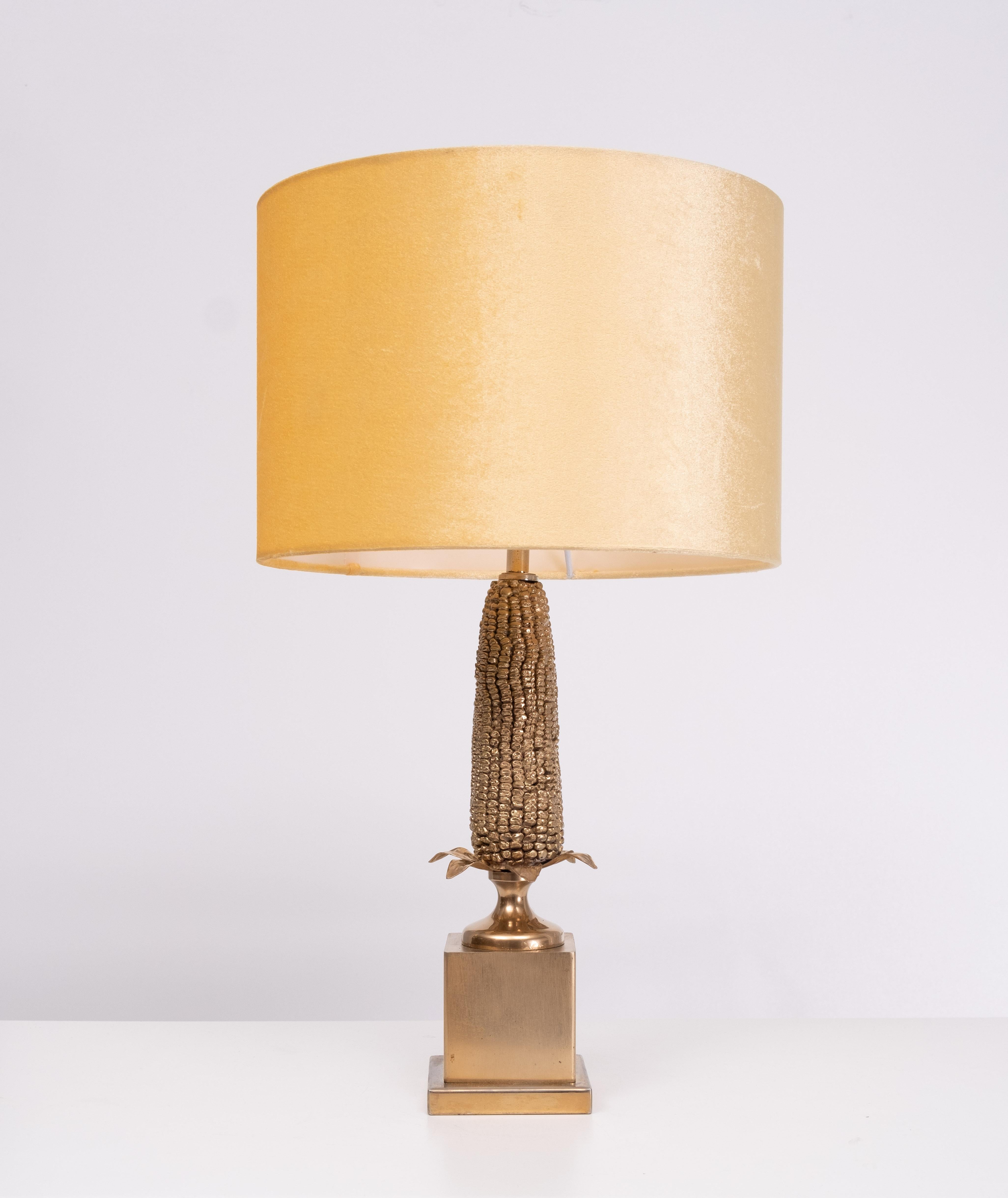 Maison Charles, France. Table lamp designed as a corn cob with base and brass leaves. 1960s / 70s. Comes with a new Velvet Gold color shade.