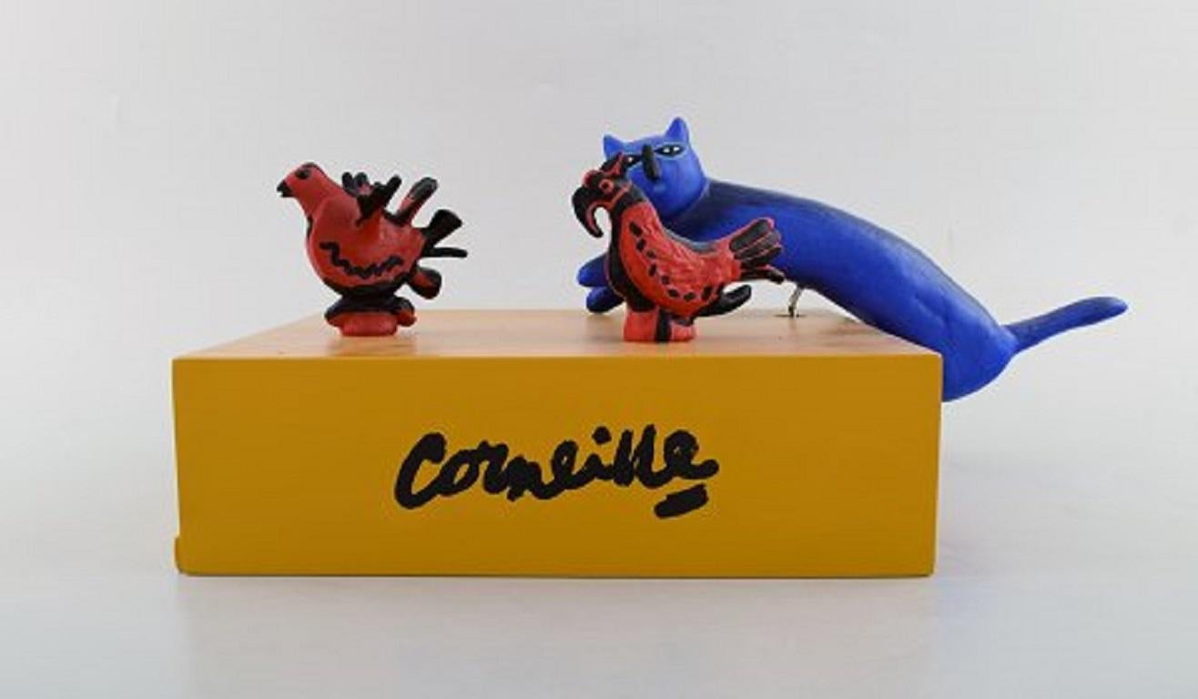 Corneille, Cobra artist. Sommelier set. Modern sculpture. Blue cat (corkscrew) and two red birds (mounted on cork plugs), late 20th century.
Signed in print: Corneille.
Numbered: 517/999.
Measures: 37 x 21 x 15 cm.
Stamped.
In very good