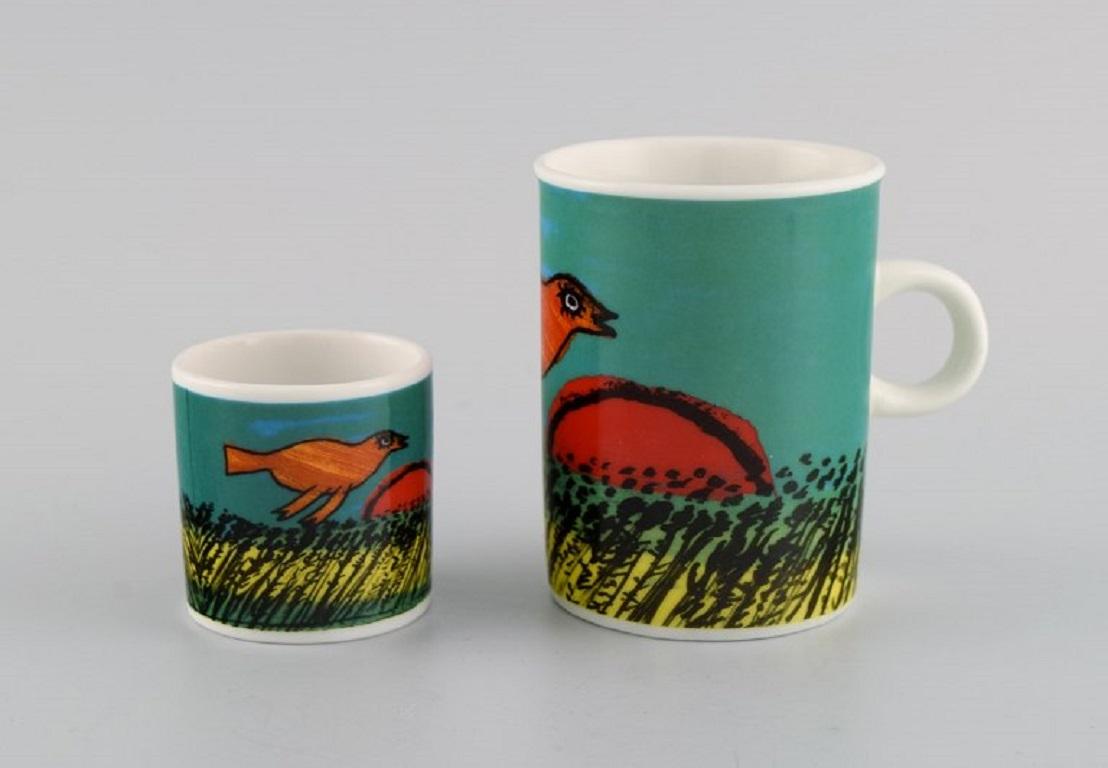 Corneille (Guillaume Cornelis van Beverloo), artiste néerlandais de CoBrA (1922-2010). 
Tasse à café, assiette et coquetier en porcelaine à décor d'oiseaux sur champ avec lever de soleil. années 80/90.
La tasse mesure : 9 x 7 cm.
Le coquetier