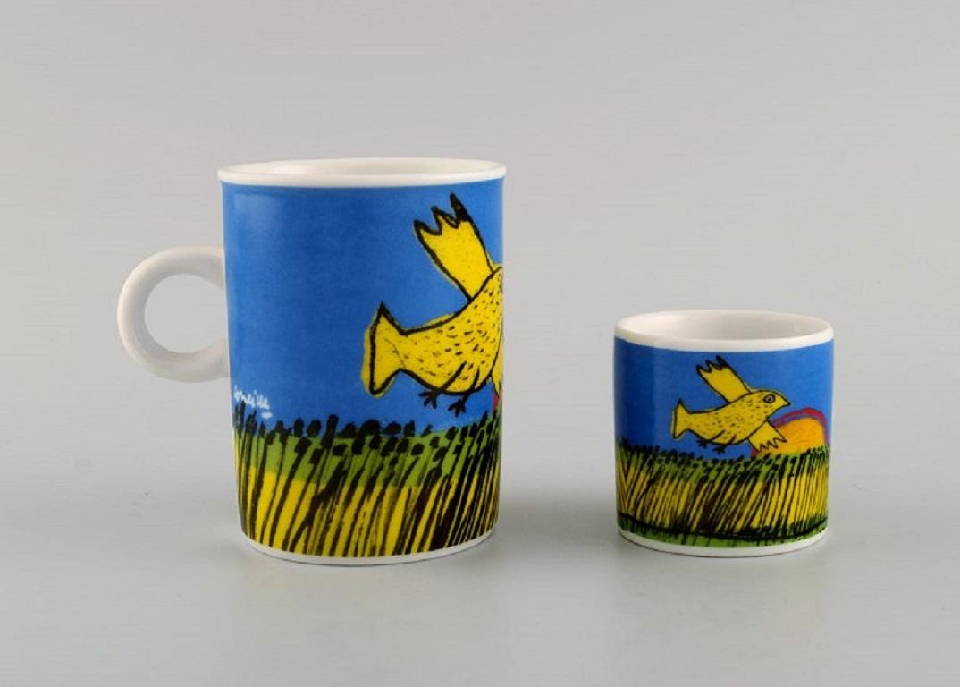 Corneille (Guillaume Cornelis van Beverloo), artiste néerlandais de CoBrA (1922-2010). 
Tasse à café, assiette et coquetier en porcelaine à décor d'oiseaux sur champ avec lever de soleil. années 80/90.
La tasse mesure : 9 x 7 cm.
Le coquetier