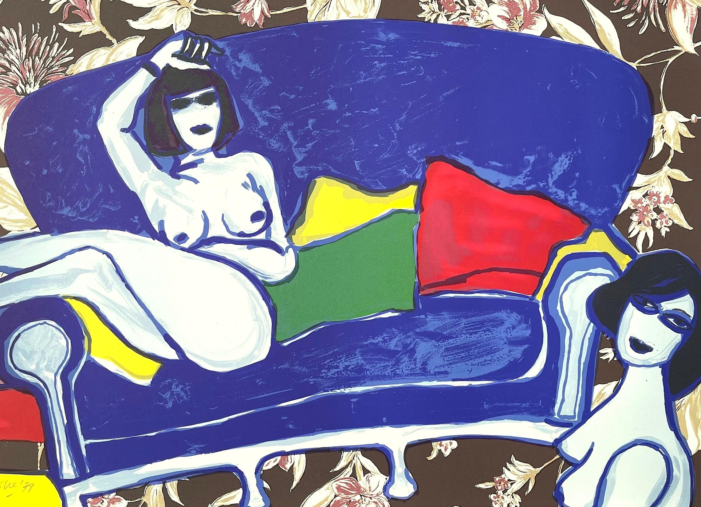 COMPLICITÉ Lithographie signée Deux nus féminins, canapé bleu, papier peint floral marron - Print de Corneille
