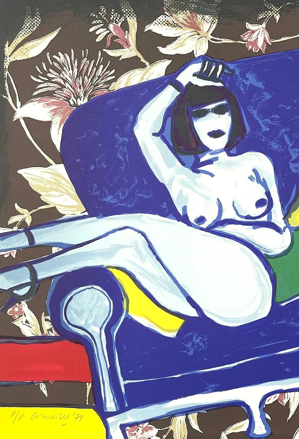 COMPLICITÉ Lithographie signée Deux nus féminins, canapé bleu, papier peint floral marron - Contemporain Print par Corneille
