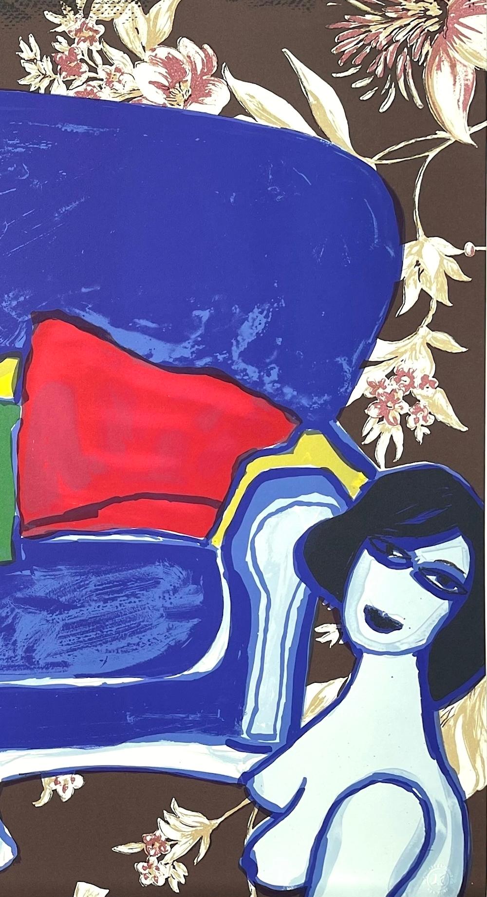COMPLICITÉ Lithographie signée Deux nus féminins, canapé bleu, papier peint floral marron - Violet Nude Print par Corneille