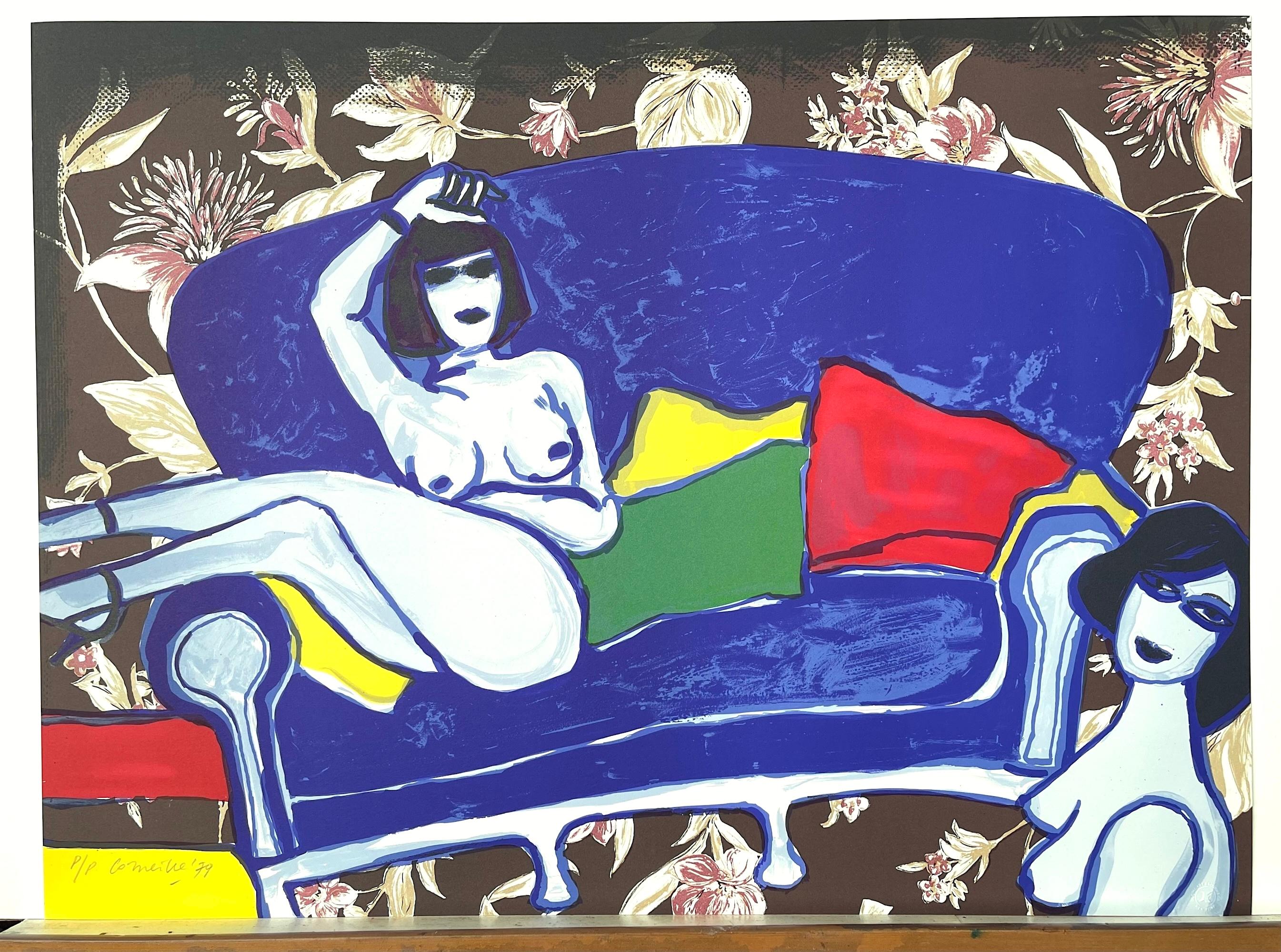 COMPLICITÉ Lithographie signée Deux nus féminins, canapé bleu, papier peint floral marron en vente 3