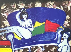 COMPLICITÉ Lithographie signée Deux nus féminins, canapé bleu, papier peint floral marron