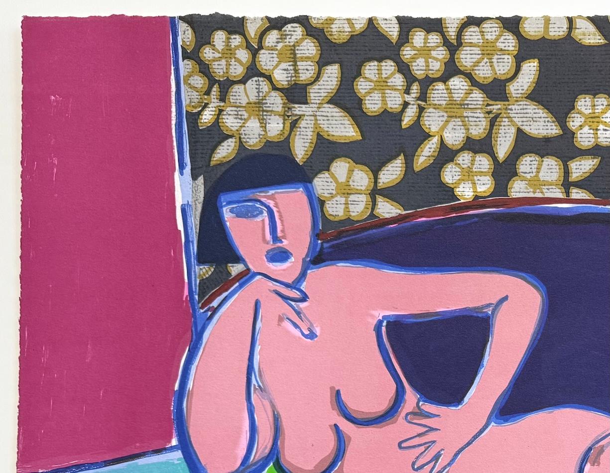 DEUX FEMMES NUES Litografia firmata, nudi femminili, divano blu, carta da parati floreale in vendita 1