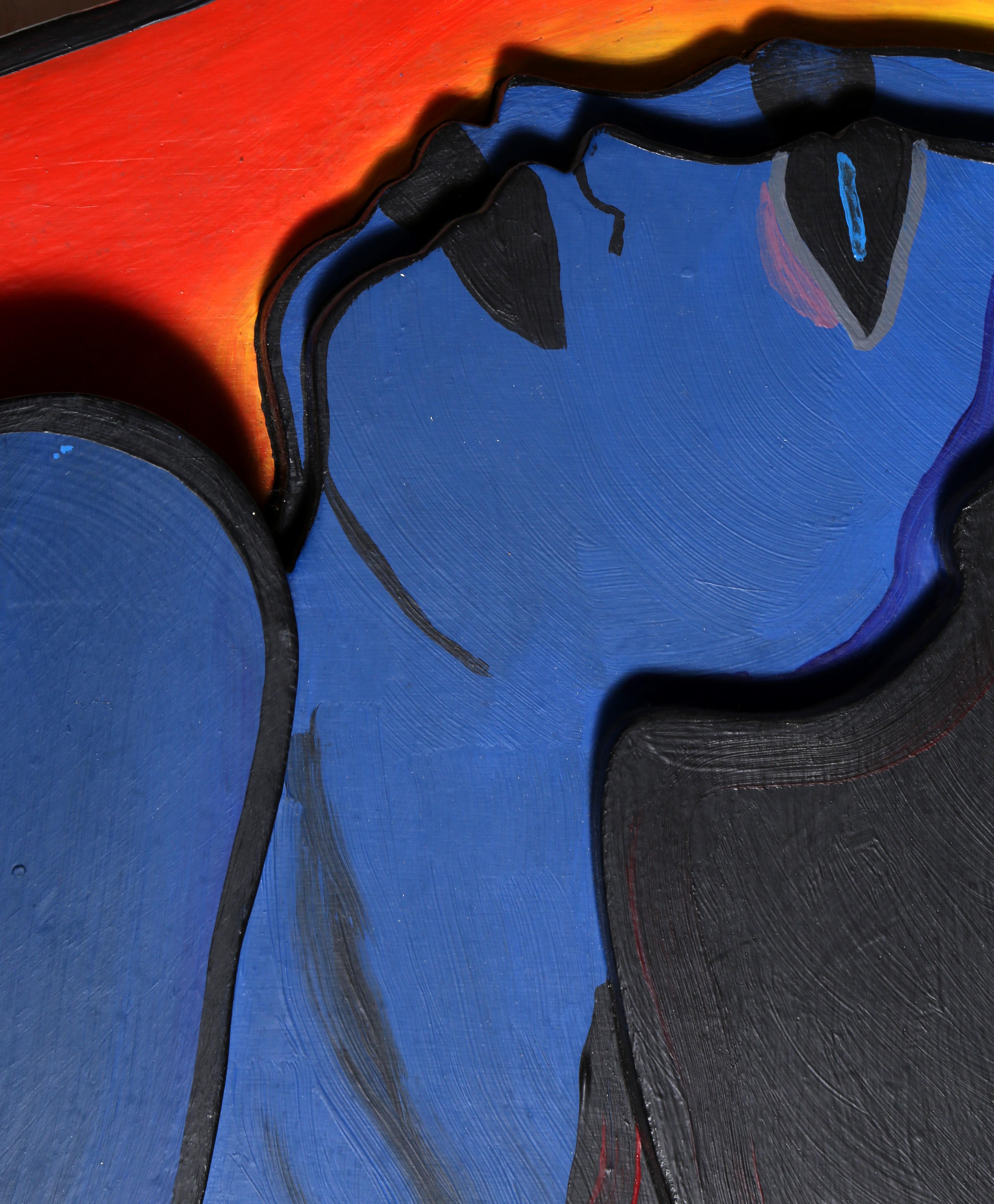 Cette sculpture en bois peint de l'artiste belge Corneille, datant de 1980, est une représentation expressionniste de deux nus.  Corneille a été influencé par Miró, Picasso et Paul Klee, mais a revendiqué le lien le plus profond avec van Gogh en