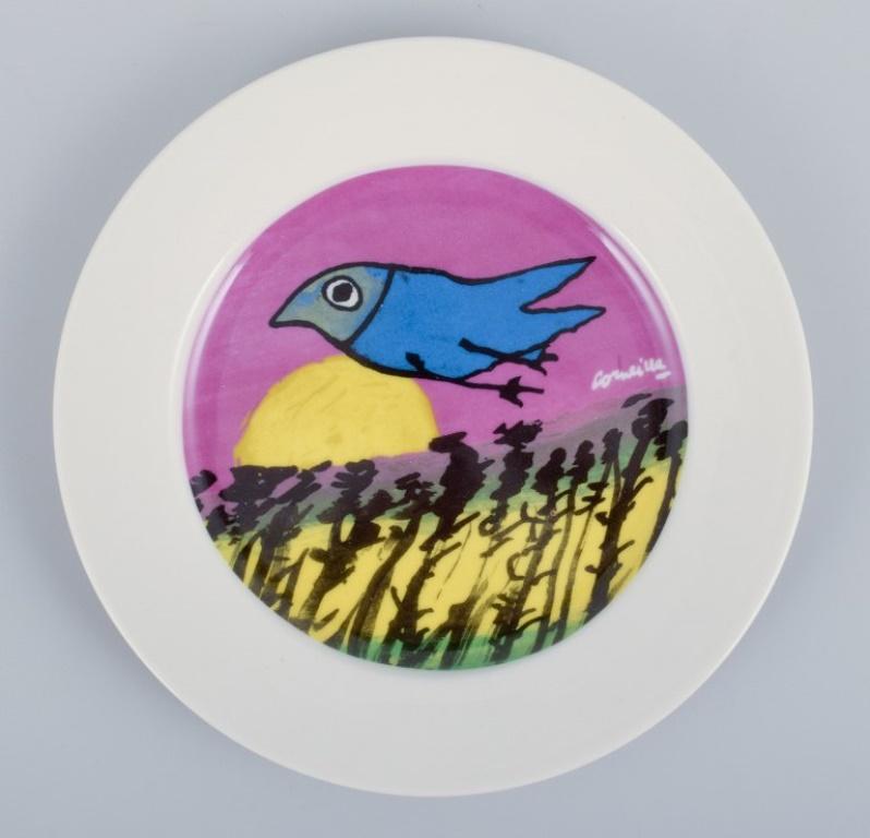 Corneille. Set aus Kaffeekanne, Teller und Eierschale, dekoriert mit Vögeln. (Ende des 20. Jahrhunderts) im Angebot