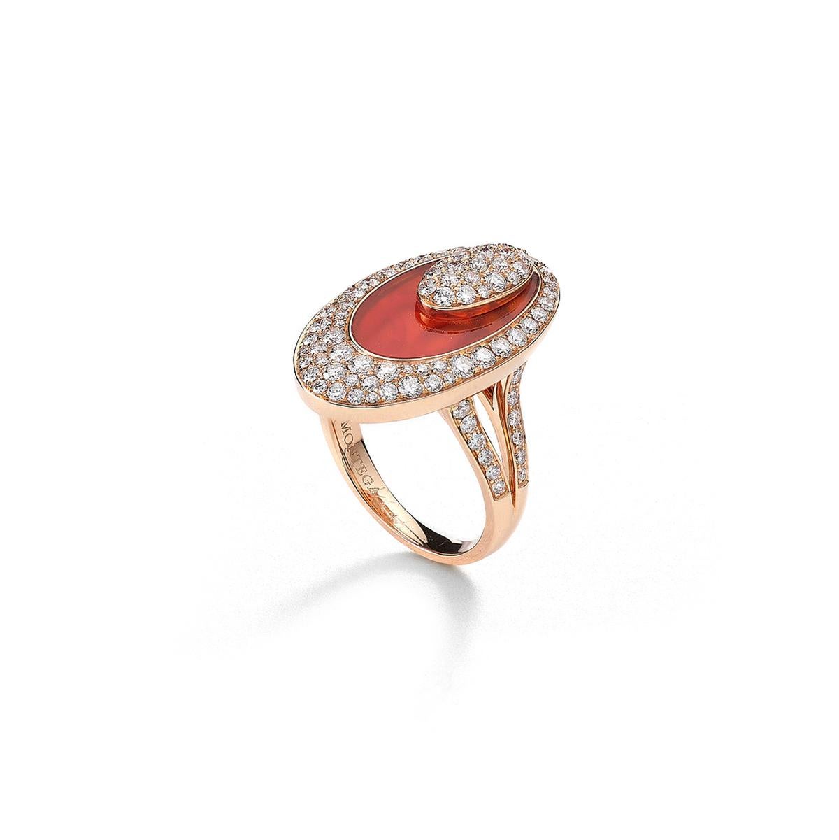 Ring aus 18 Karat Rotgold mit 96 Diamanten von 1,41 Karat und einem Karneol von 3,34 Karat besetzt Größe 54   