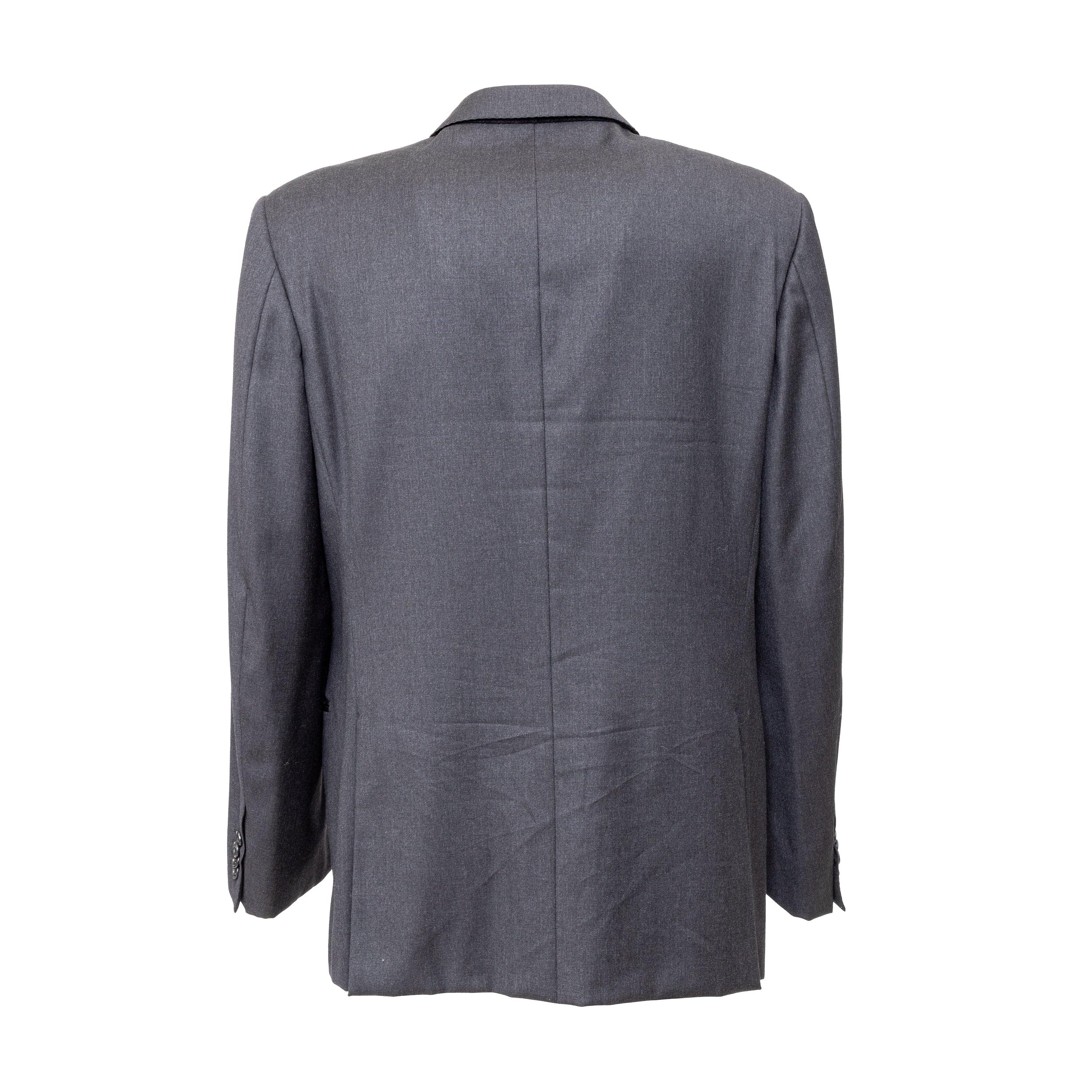 Expertly crafted from Super 100s extra fine merino wool, the Corneliani Linea Sartoria Suit boasts the utmost quality and sophistication. Its dark grey color is accentuated by a notched lapel collar and tonal stitching, while the tailored pants