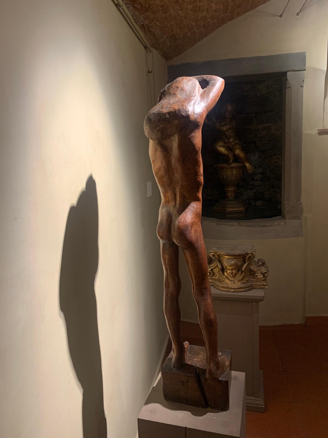 Cornelio Palmerini, nato nel cuore della Versilia, è uno scultore formatosi fra la Toscana (Pietrasanta, Carrara e Firenze) e Roma, città ove si recò nel 1913 presso lo studio del corregionale Arturo Dazzi; i rapporti fra i due continuarono, tanto