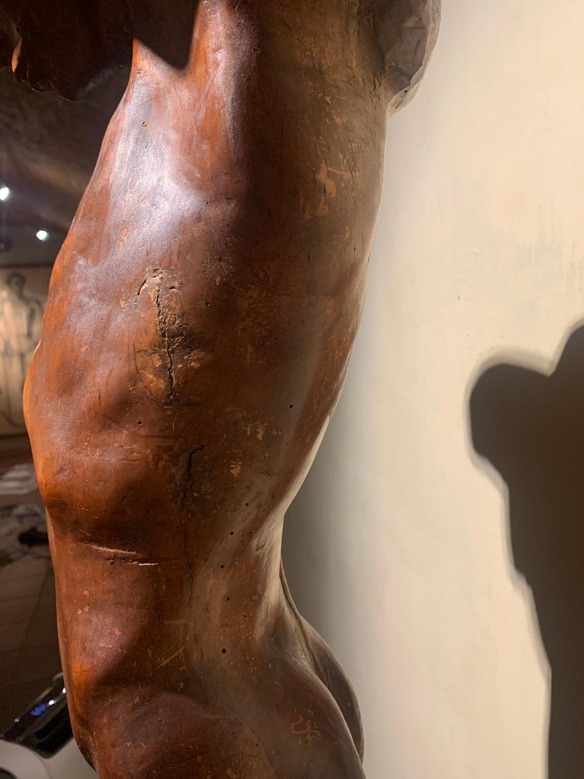 Scultura figurativa toscana in legno ritratto maschile del novecento in vendita 1
