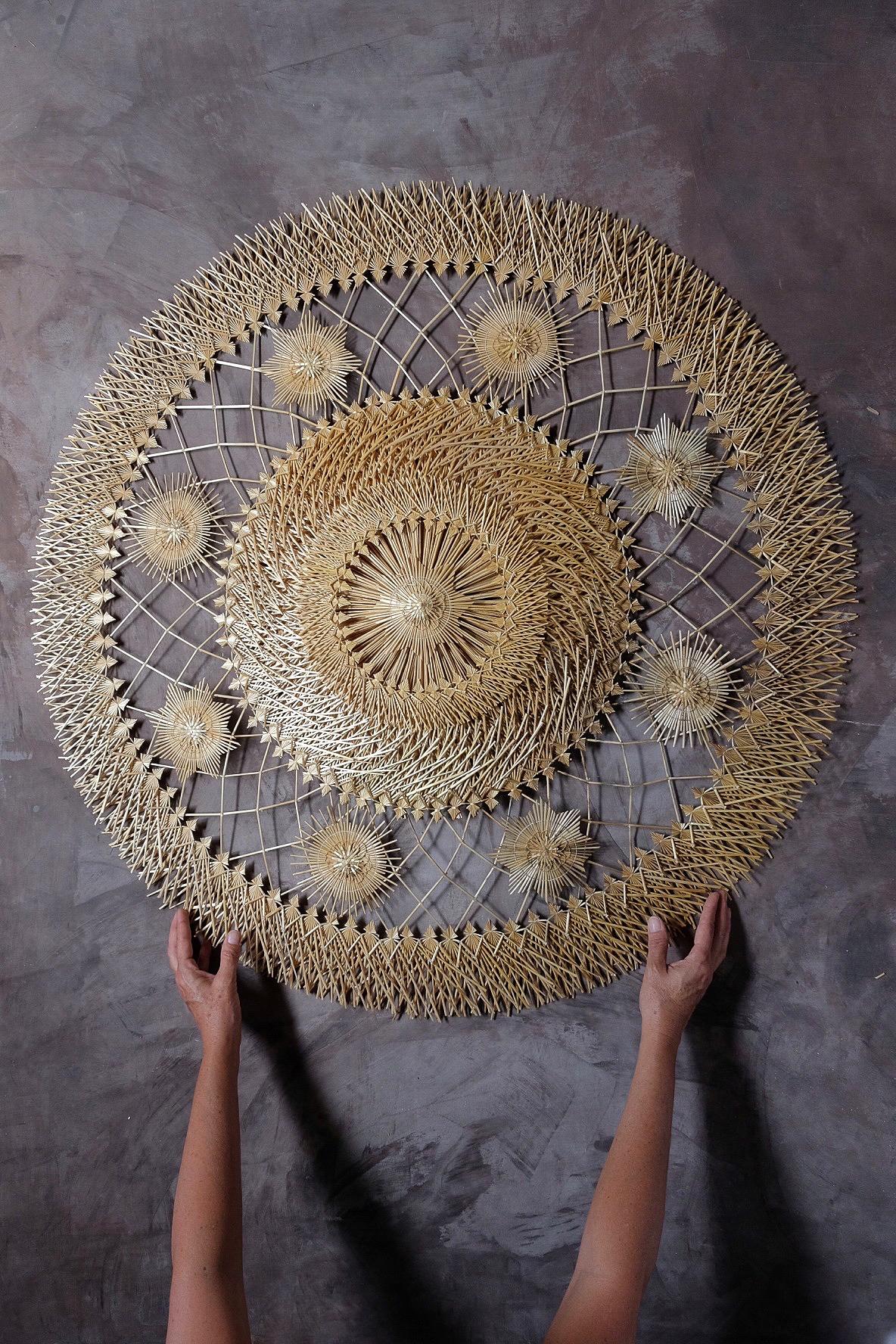 Cornelio star by Onora
Dimensions: D 120 cm
Materials: Woven wheat fiber

Hand woven by the Tata Curiata workshop, master artisans who received a special mention in the Loewe Craft Prize of 2017 edition. Several hundred strands of wheat fibre