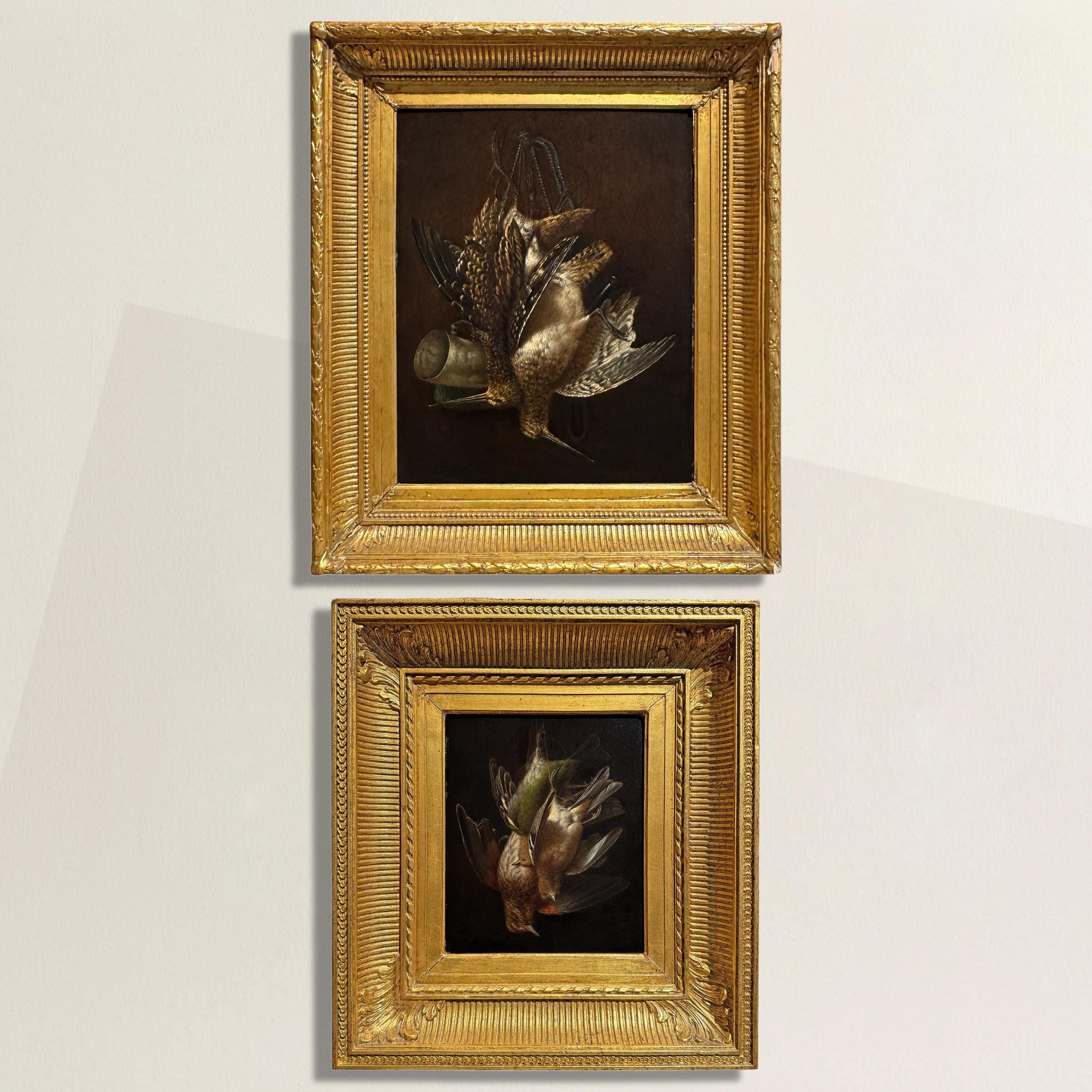 Sparsam, eindringlich und in stiller Pracht - diese Reihe von Ölgemälden aus dem 19. Jahrhundert von Cornelis de Cocq (1815-1889) fängt die Stille nach der Jagd mit bemerkenswerter Zurückhaltung ein. Ein größeres Exemplar zeigt ein Paar