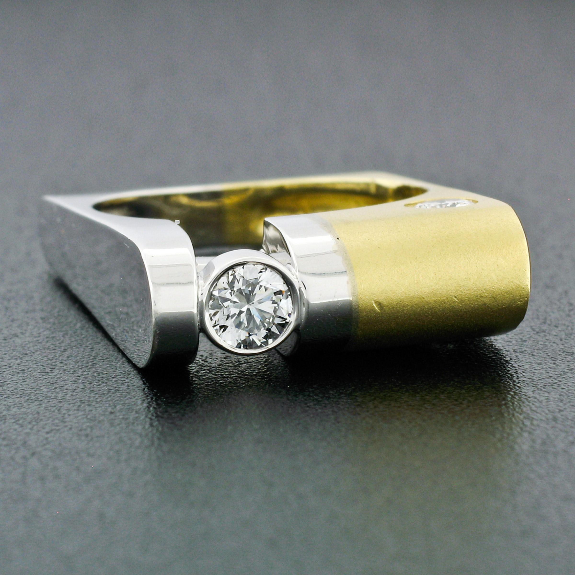 Voici une pièce de créateur unique et étonnante, fabriquée aux États-Unis en or jaune et blanc 18 carats par Cornelis Hollander. L'anneau présente un design unique bicolore et à double finition dans lequel une moitié de l'anneau est en or jaune avec