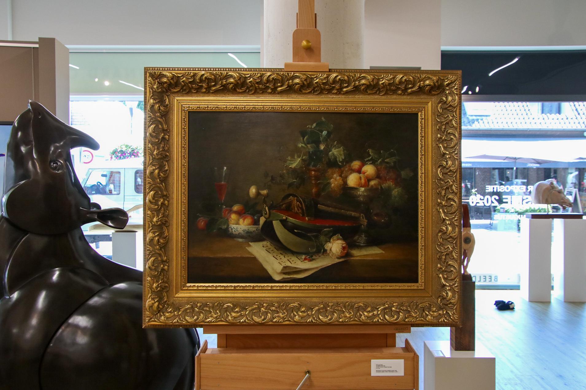 Ghironda con peonia e frutta - Still-Life olandese in stile classico del 21° secolo - Painting di Cornelis Le Mair