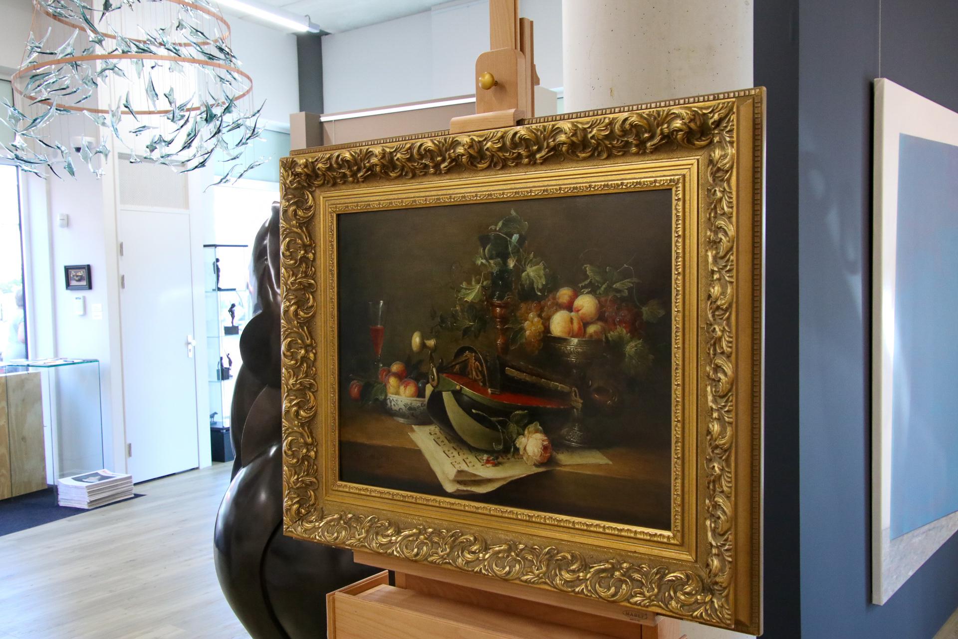 Vielle à roue avec pivoine et fruits - Nature morte hollandaise du 21e siècle de style Classic - Marron Still-Life Painting par Cornelis Le Mair