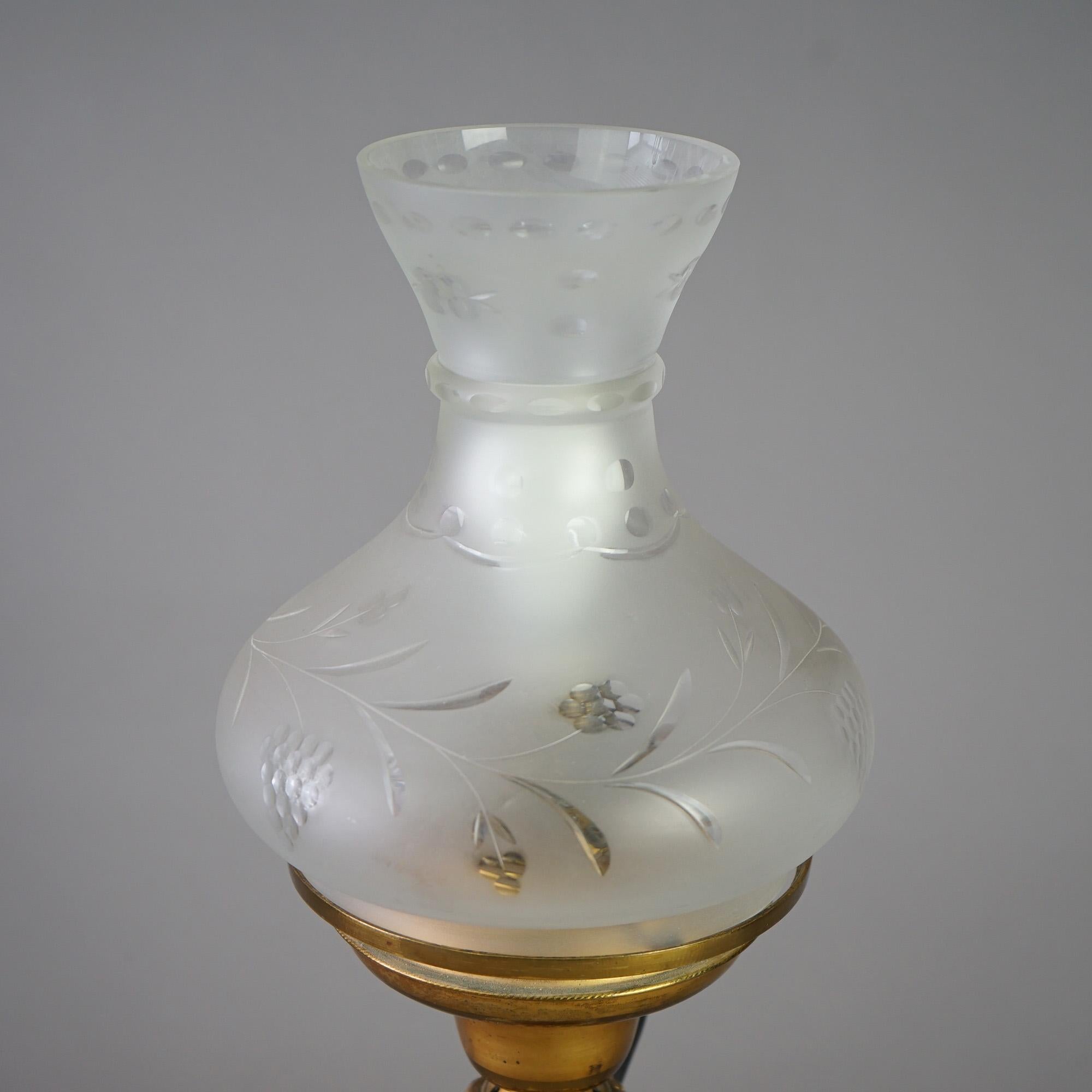 XIXe siècle Lampe solaire de l'école Cornelius, laiton doré et verre canneberge et abat-jour découpé C1850 en vente