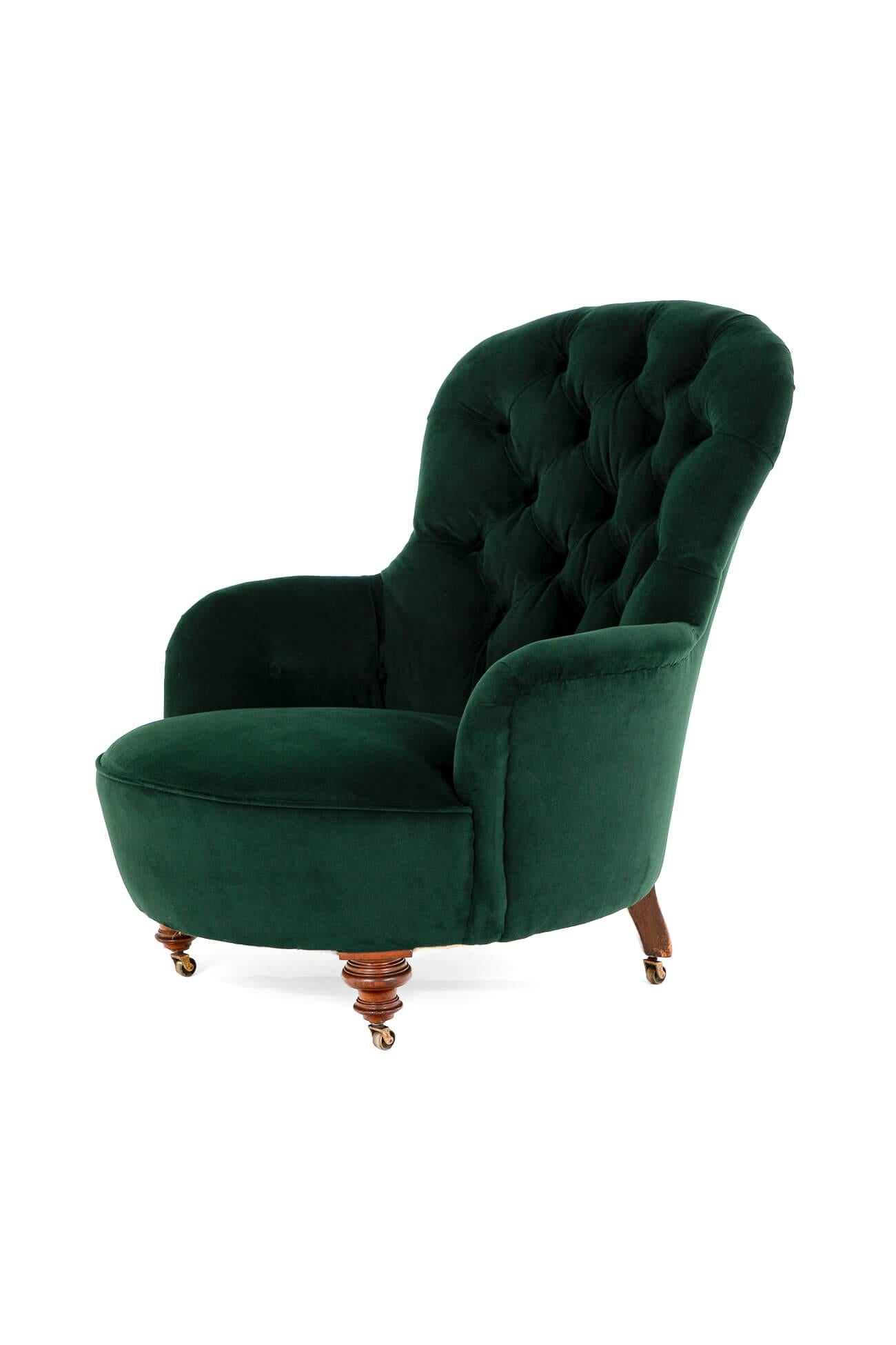 Gorgeous Victorian button back armchair in rich forest green velvet upholstery made by renowned 19th century London furniture maker, Cornelius V. Smith.

High-quality oak frame with a comfortable deep seat over mahogany turned legs with original