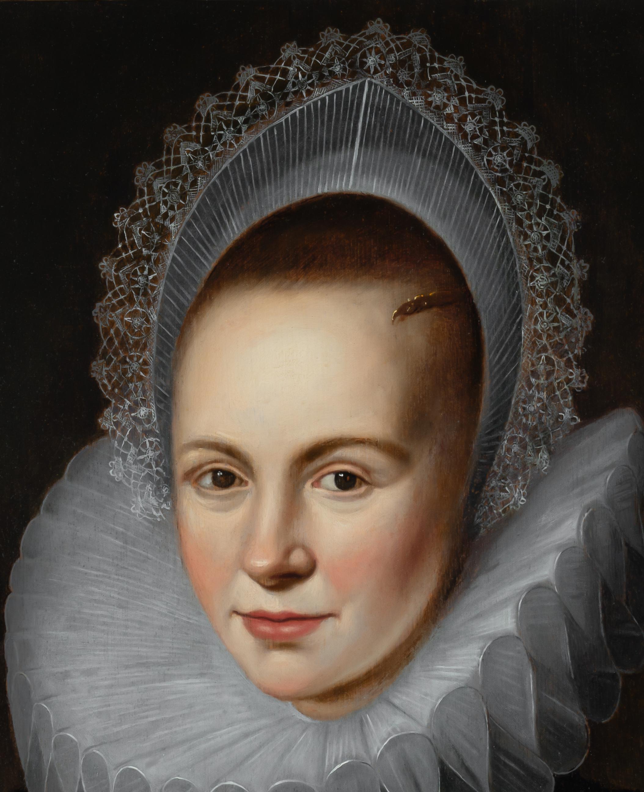 Este exquisito retrato, realizado al óleo sobre tabla, representa a una joven ataviada con los artículos más elaborados y costosos de la época: la cofia o coronilla holandesa de puro césped con encaje, el estomago profusamente bordado y el exquisito