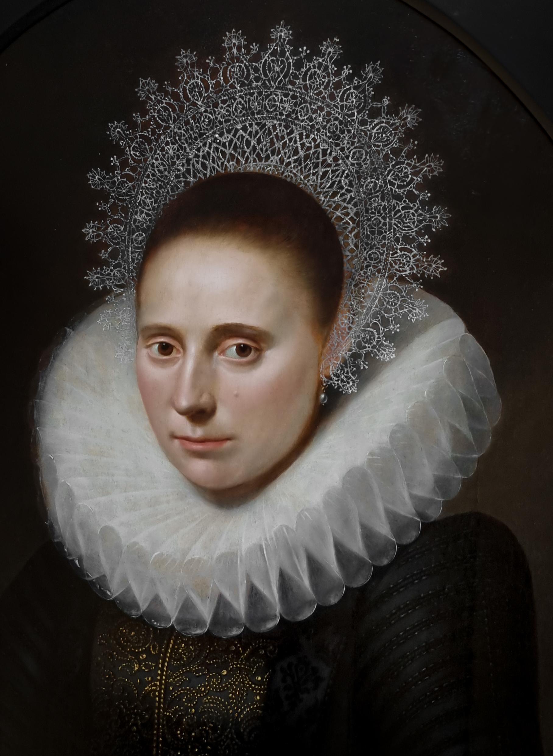 Porträt einer Dame in einem aufwändigen Rüschen- und Spitzenadelkopf von 1610-20, niederländischer alter Meister im Angebot 2