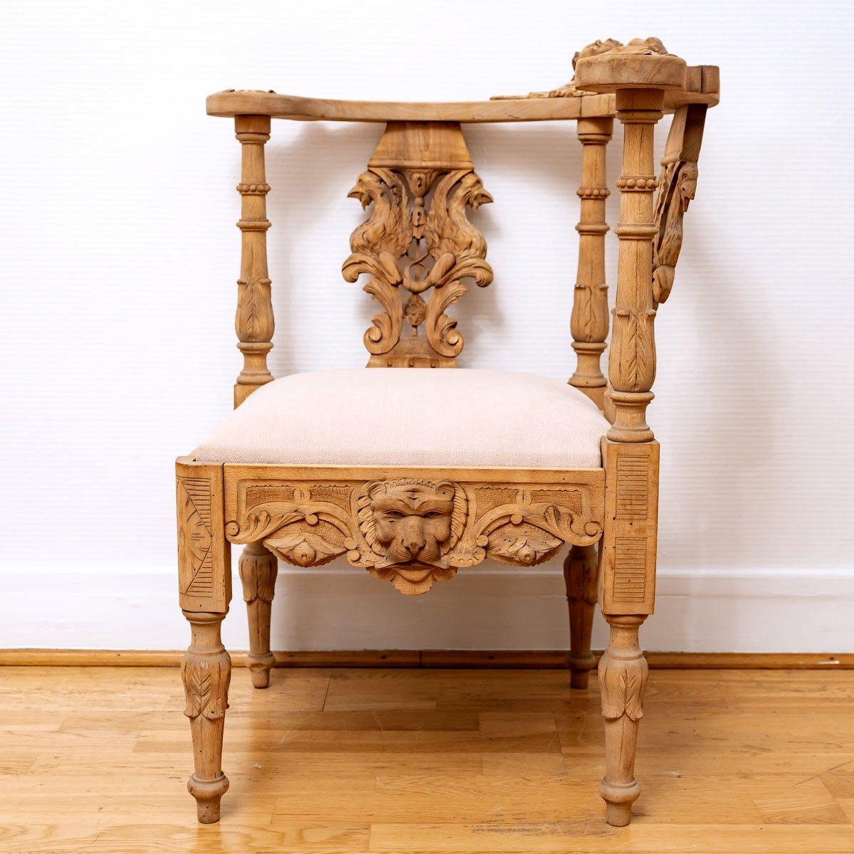 Charming corner armchair in solid walnut.
This beautiful piece of furniture, a unique part of a complete living room, was made in Italy, in the region of Piedmont, whose many places still offer a testimony of the past. History has left its mark on