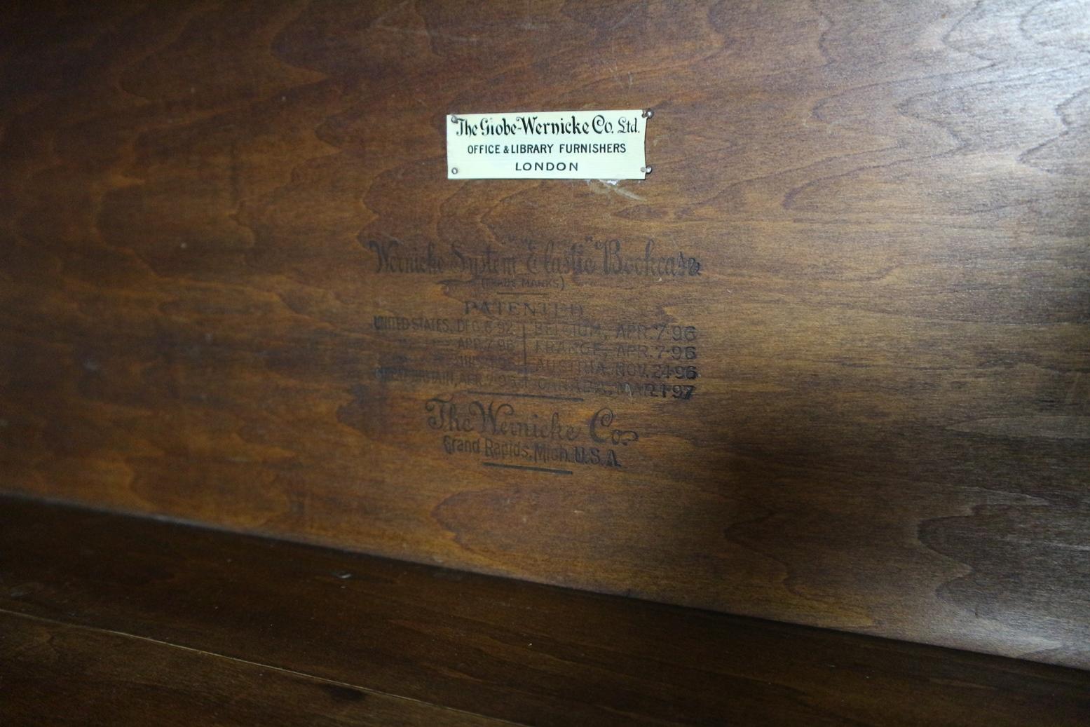 Beautiful corner arrangement Globe Wernicke bookcase. In a light oak color.
The whole consists of 24 stackable parts.
Origin: England
Period: Approx. 1900
Size: 125cm x 125cm x 26cm x h. 205cm.