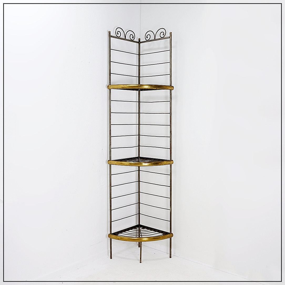 Desgaste propio de la edad y el uso
Rejilla esquinera para panadería Soporte para plantas de 3 niveles Estante de cocina comedor
Soporte para plantas - industrial - Vintage deco
Medidas : 53x37,5cm H:187cm 
Material : Metal 