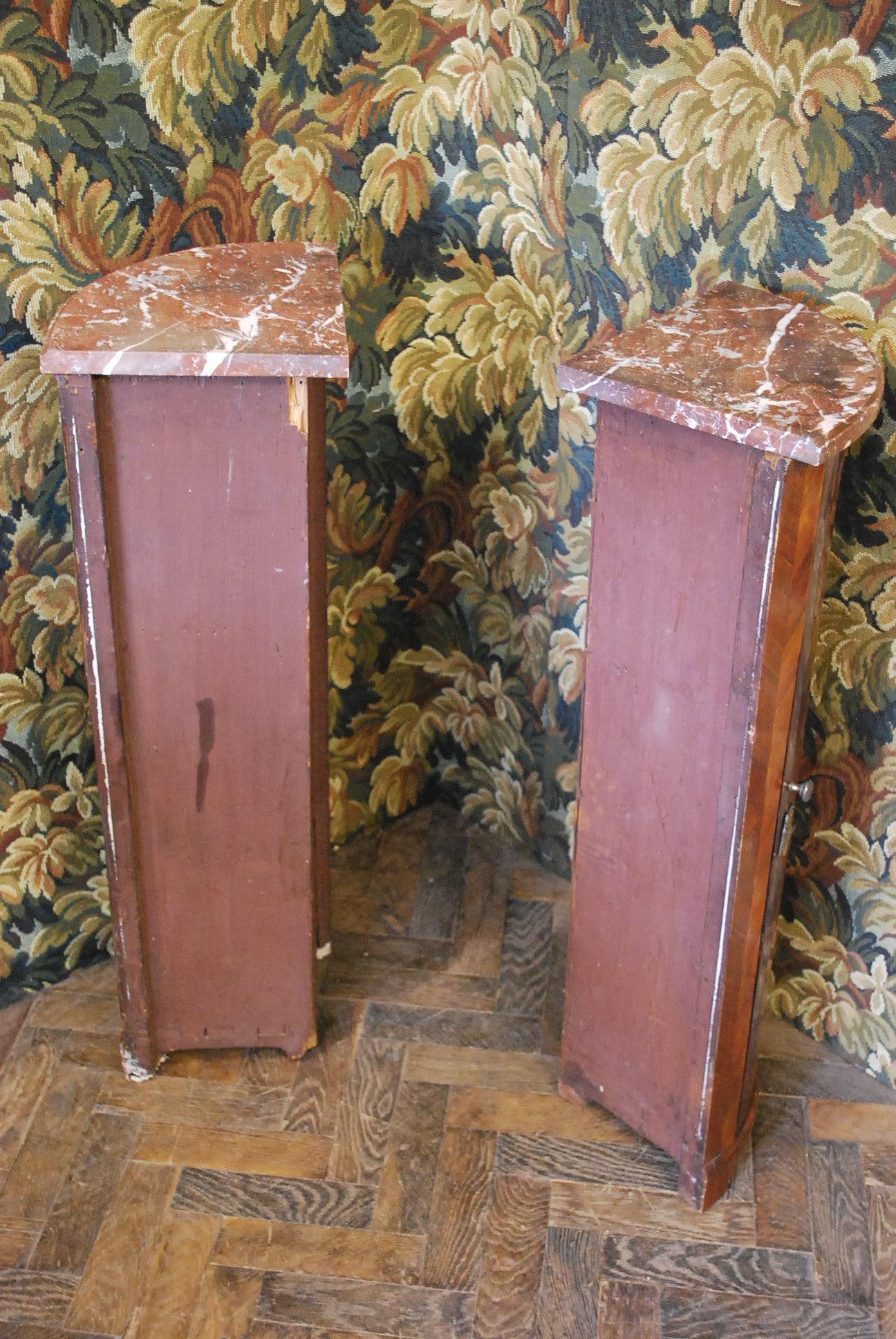Hutton-Clarke Antiques is delighted to present an exceptional find: an uncommon pair of French Corner Bedside Cabinets, originating from around 1860. These cabinets are a testament to exquisite craftsmanship, featuring quarter kingwood veneers that