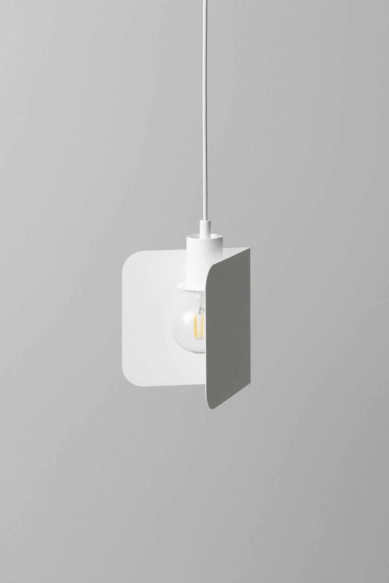 Lampada a sospensione Corner Big White di +kouple
Dimensioni: P 14,8 x L 19 x H 24,5 cm. 
Materiali: Acciaio verniciato a polvere.

Disponibile in diverse opzioni di colore. Disponibile in due diverse dimensioni. La lunghezza del cavo in PVC è di
